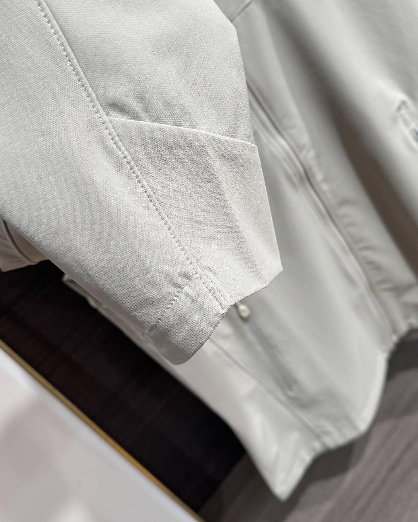 KAILAS‌/凱樂石春秋薄款輕量化衝風衣上衣外套】輕裝上陣！風雨無阻！

解鎖春秋戶外自由！輕到能揣進包里，卻能扛住風雨突襲！

極致輕量化面料，告別臃腫，上身輕若無物，跑步、騎行不束縛，戶外通勤也能利落有型！

透氣膜科技，運動時快速排汗，避免悶熱黏膩，春秋穿剛剛好！

立領剪裁護住脖頸，阻擋冷風灌入！

戶外級耐造，耐磨抗撕裂，口袋拉鍊防掉物，細節拉滿，徒步、騎行都穩！

極簡純色，內搭衛衣、T恤都好看，日常出街也能穿出高級感！

顏色:岩石灰  神秘黑
尺碼:L-3xL
L碼：   胸