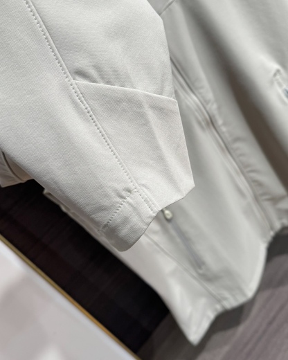 KAILAS‌/凱樂石春秋薄款輕量化衝風衣上衣外套】輕裝上陣！風雨無阻！

解鎖春秋戶外自由！輕到能揣進包里，卻能扛住風雨突襲！

極致輕量化面料，告別臃腫，上身輕若無物，跑步、騎行不束縛，戶外通勤也能利落有型！

透氣膜科技，運動時快速排汗，避免悶熱黏膩，春秋穿剛剛好！

立領剪裁護住脖頸，阻擋冷風灌入！

戶外級耐造，耐磨抗撕裂，口袋拉鍊防掉物，細節拉滿，徒步、騎行都穩！

極簡純色，內搭衛衣、T恤都好看，日常出街也能穿出高級感！

顏色:岩石灰  神秘黑
尺碼:L-3xL
L碼：   胸