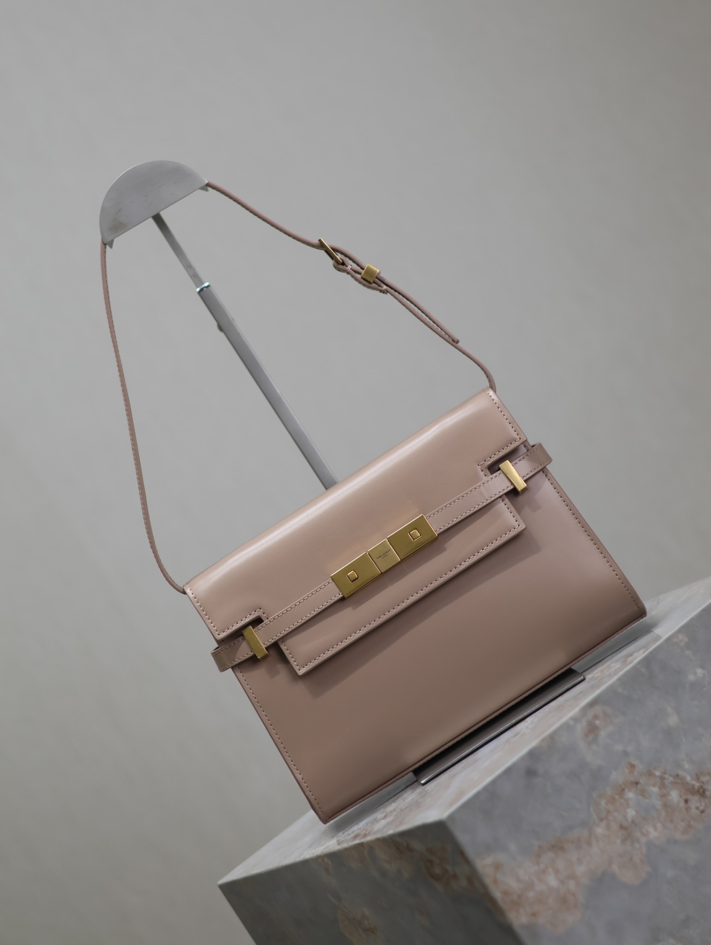 Manhattan_24cm
專櫃同步新款Manhattan法棍包小號24cm全新到貨！最新包型翻蓋曼哈頓法棍包，一改以往經典的logo，取而代之低調簡約的設計風格，它有點像H家的凱莉，很有復古的味道！商務➕休閒兩者結合，總結起來就是百搭！可以手拿，可以單肩或斜挎，一包多用，滿足了商務型女士，又滿足了小女生的休閒！精心挑選的原廠皮、完美的走線、精緻的五金讓整個包包都散髮出高級的味道！
型號：675626
尺寸：24x17.5x6cm