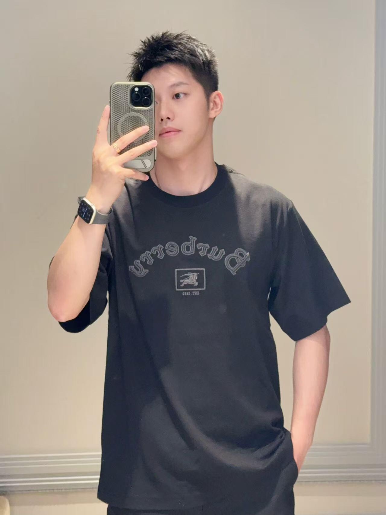 🔝BURBERRY巴寶莉BBR 哥特體刺繡短袖T恤
正品4550購入，100%洗後維斯棉235克，舒彈羅紋285克，進口刺繡，面料酵洗，定制1：1商標，寬松版型
B Size：S-XL