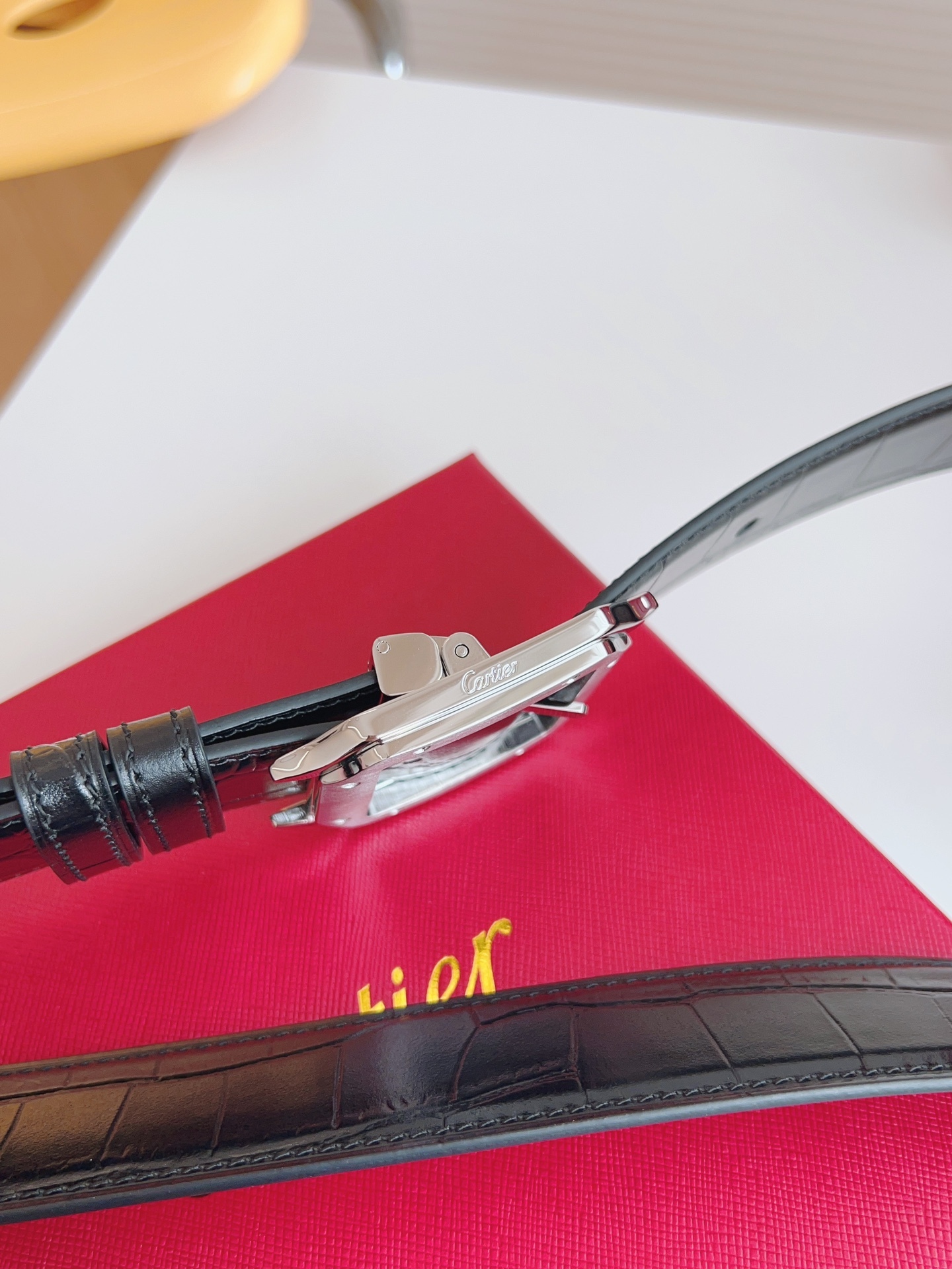 
Cartier（卡地亞）憑借匠心傑作展現與眾不同的美感，融合精湛工藝與經典設計，演繹雋永風格；瀟灑不羈，果敢獨立！此款式易搭配服飾；休閒正裝兩相宜。皮帶寬度：35mm