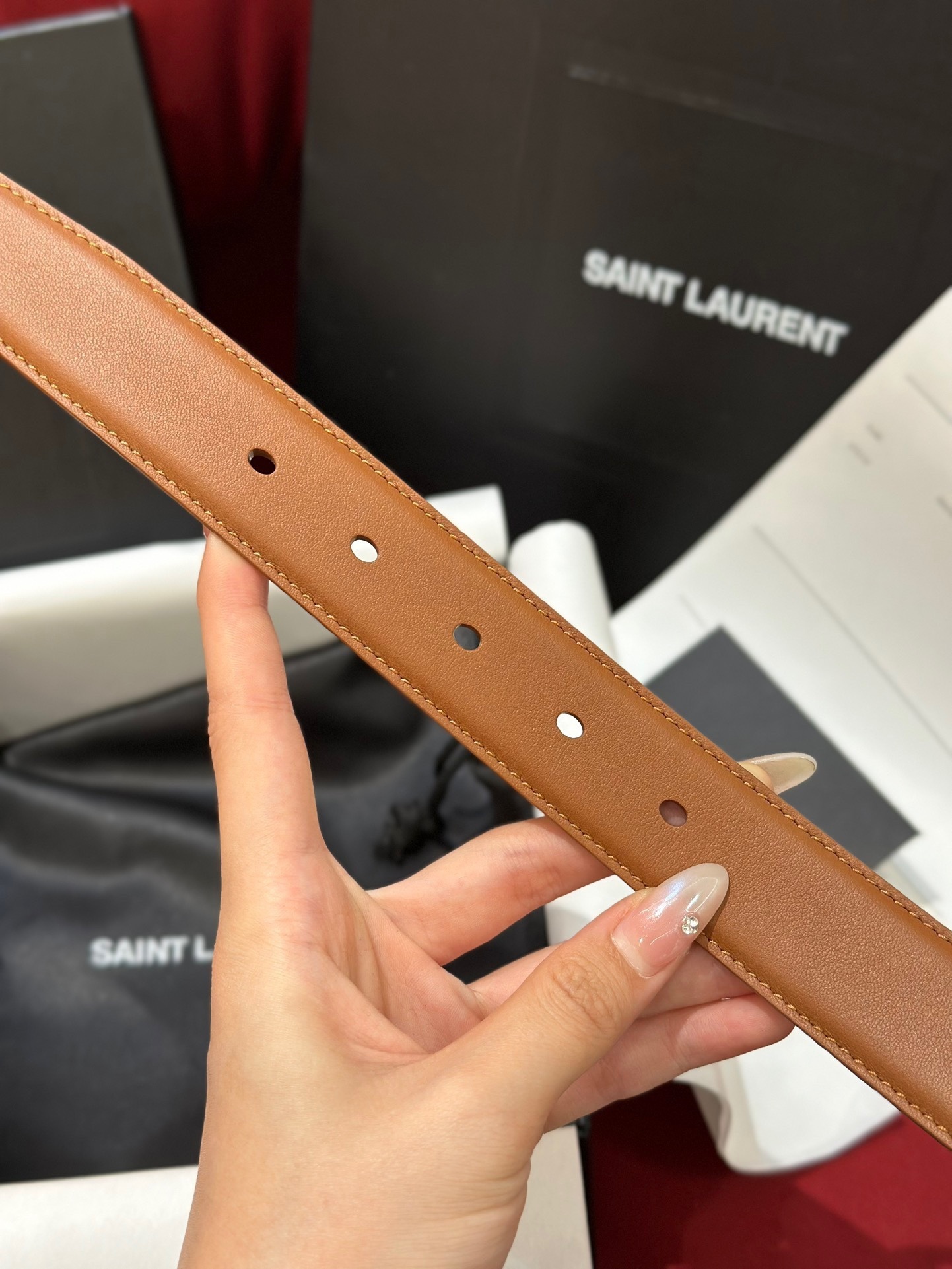 新款聖羅蘭 YSL
這款女款腰帶復古精工金屬扣將復古風與現代時尚相融合，呈現的恰到好處，時尚標配青睞有加，每針每一線都非常精緻，雙面頂級牛皮材質，搭配頂級黃銅針扣寬度3.0