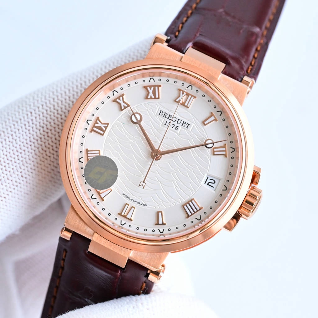 CF新品發佈會，寶璣-Breguet
航海MARINE航海系列5517款腕表，航海天文鐘的起源作品，“時計本是兵家利器”說的就是這款腕表，鐘錶界的巨作。工廠全面抄寫原裝數據，98%還原殼型字面，彰顯原裝優雅硬朗的氣質，原裝同款777A自動機械機芯，鐫刻獨立編號與寶璣先生簽名。直徑40毫米。正反均為藍寶石防刮玻璃，旋入式防水錶冠。實測防水深度100米。搭配飾有太陽放射紋錶盤，配裝進口鰐魚皮錶帶，以零頭的價格給您帶來原裝超值體驗。
