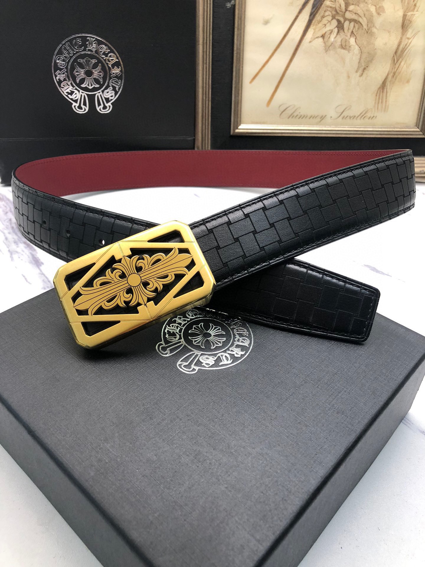 克羅星：原單頭層牛皮燙印花紋面，內襯頭層小牛皮底，搭配原單自動扣，可裁剪的自動帶，此款腰帶面雙採用意大利原定廠制進口牛皮帶身 ，對專版櫃足寬3.5