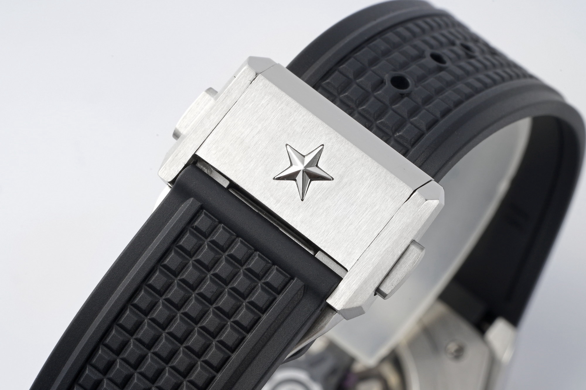 L真力時DEFY系列全新升級版，殼身 頭粒 機芯 表扣等均做了升級調整。一款根據路虎標誌性花輪轂設計而成的高顏值鏤空腕表。

原裝開模鑄造，極致還原表殼的每一處細節打磨倒角，盡顯原裝菱角分明、堅毅果敢的陽剛氣質。完美的41mm表經，適配大眾男性手寸，正裝休閒兩不誤。根據汽車輪轂設計而成的五角星錶盤，未來概念感十足。同步官網新款五角星折疊扣，搭載定製版Cal.670sk全自動機械機芯，鏤空日曆的大小與位置、機芯夾板、齒輪、五角星陀皆按原版機芯數據拆解鍛造而成。

LF臻品 陳奕迅Eason同款，時尚前衛、