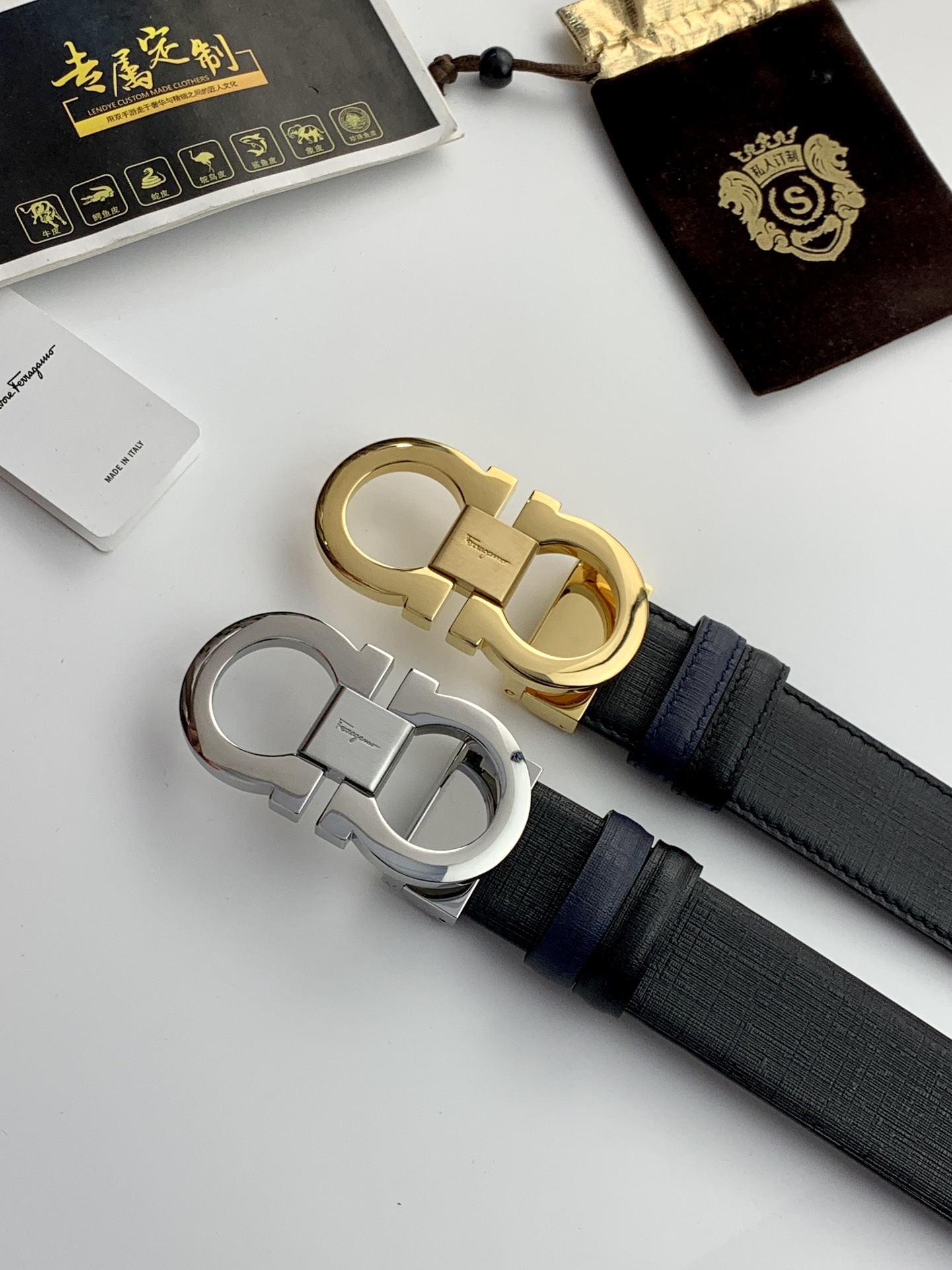 〖F家〗這款皮帶採用雙面小牛皮，搭配純銅八字扣，打造高雅考究的造型。寬3.5cm，長度可調節，達到量身定制般的修身效果。