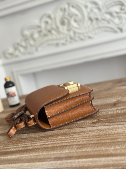 康康  空姐包  
constance  19cm  
epsom掌紋小牛皮  半收工  蠟線縫製