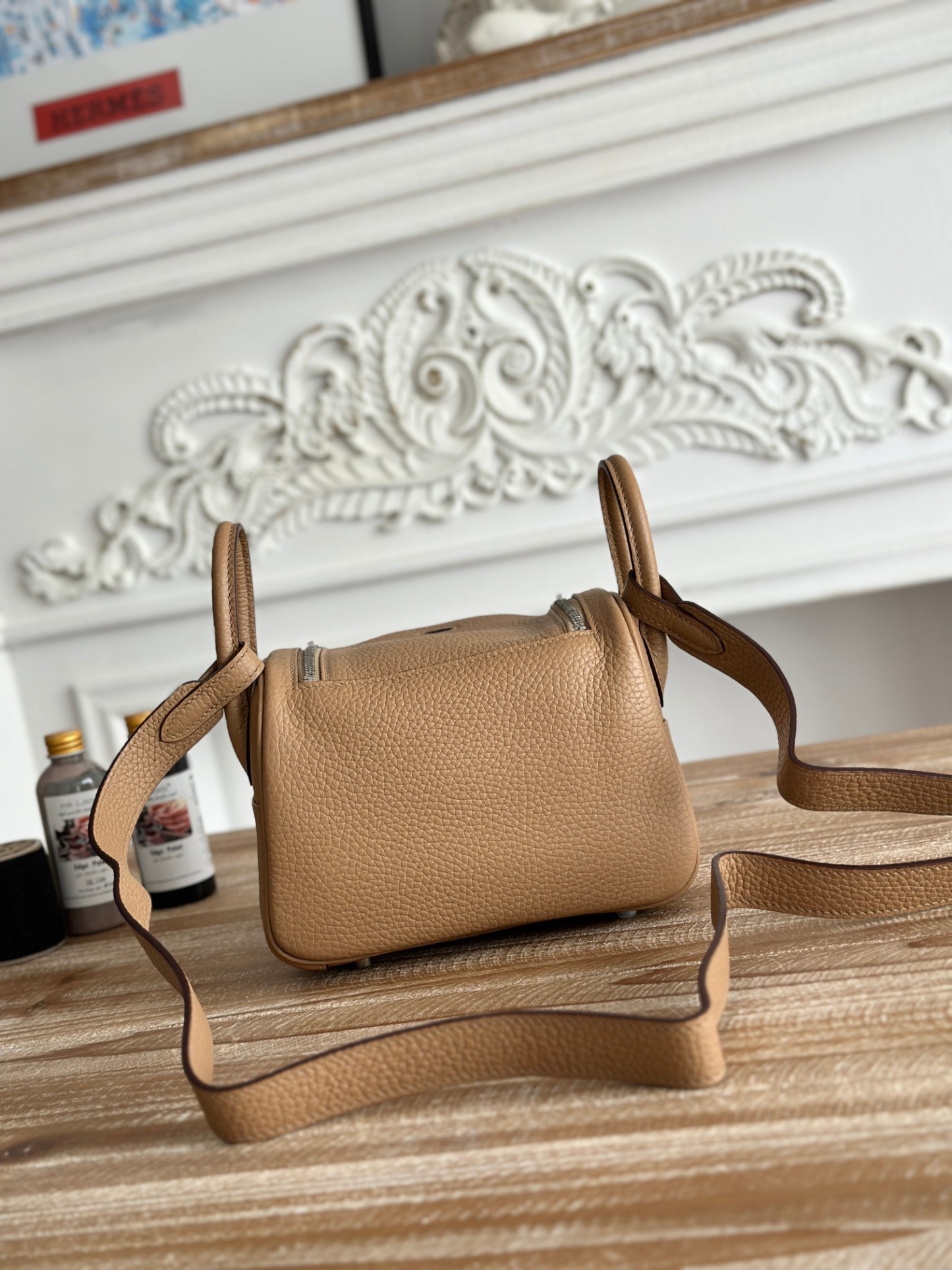 琳迪lindy 19cm	
Tc皮 蜜蠟線半手工縫製
lindy19保留了琳迪包所有細節的完整設計，側口袋、拉鍊等全部都是經典的設計√
這只小可愛暴擊了多少人的少女心