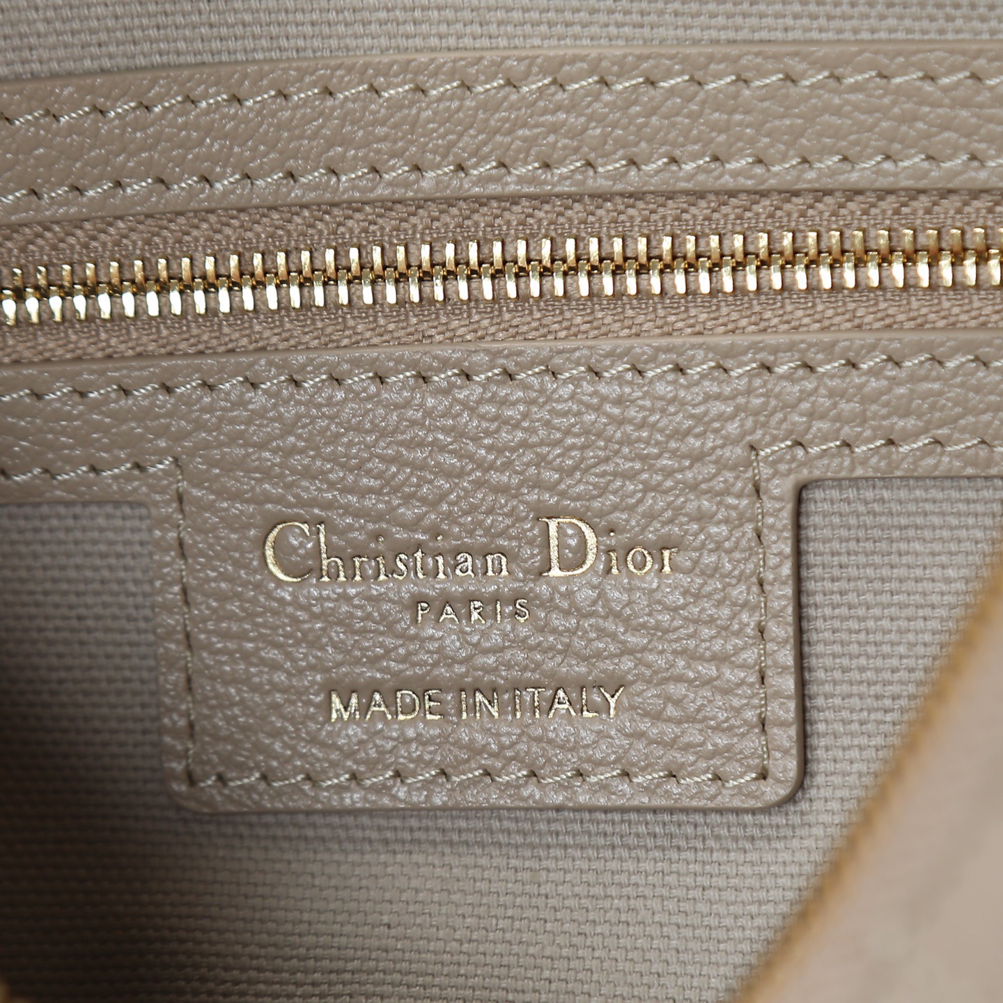 原廠皮 小號粒面牛皮 米色

Voyage秋冬系列
又是一個王炸級別，直接擊中心巴上
自帶鬆弛感，包形柔軟又隨意
經典藤紋格，雙拉鍊設計
整體高級又時髦，精緻感滿滿的字母吊墜
細節非常到位，超大的容量，自用超輕便
時髦精們都懂這款的含金量

型號：2845

size:22*9.5*15cm