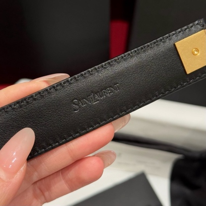 YSL頂級版復刻新寵腰帶
經典百搭款 搭配牛仔褲或者裙子都很好看 長短可調節 25mm寬 雙面進口小牛皮 精緻的真空鍍鈀搭扣飾有琺瑯字體效果