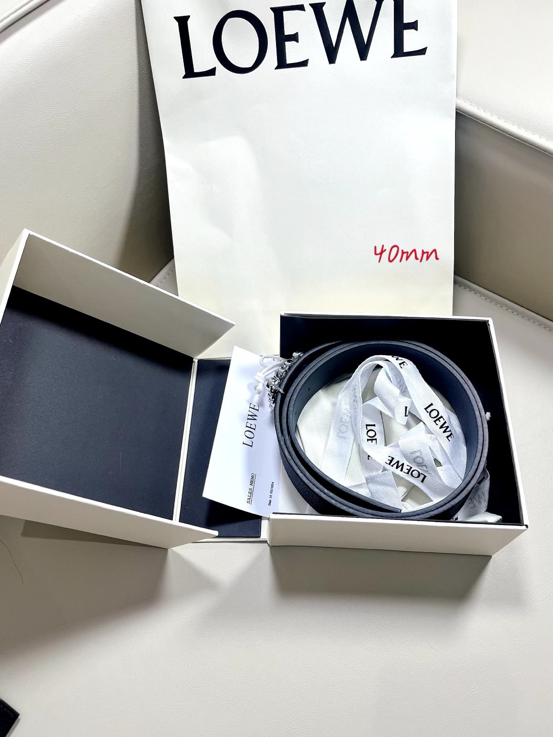 羅意威LoEWE 4.0cm正反兩穿腰帶，選用壓紋牛皮革製成，反復Anagram圖案