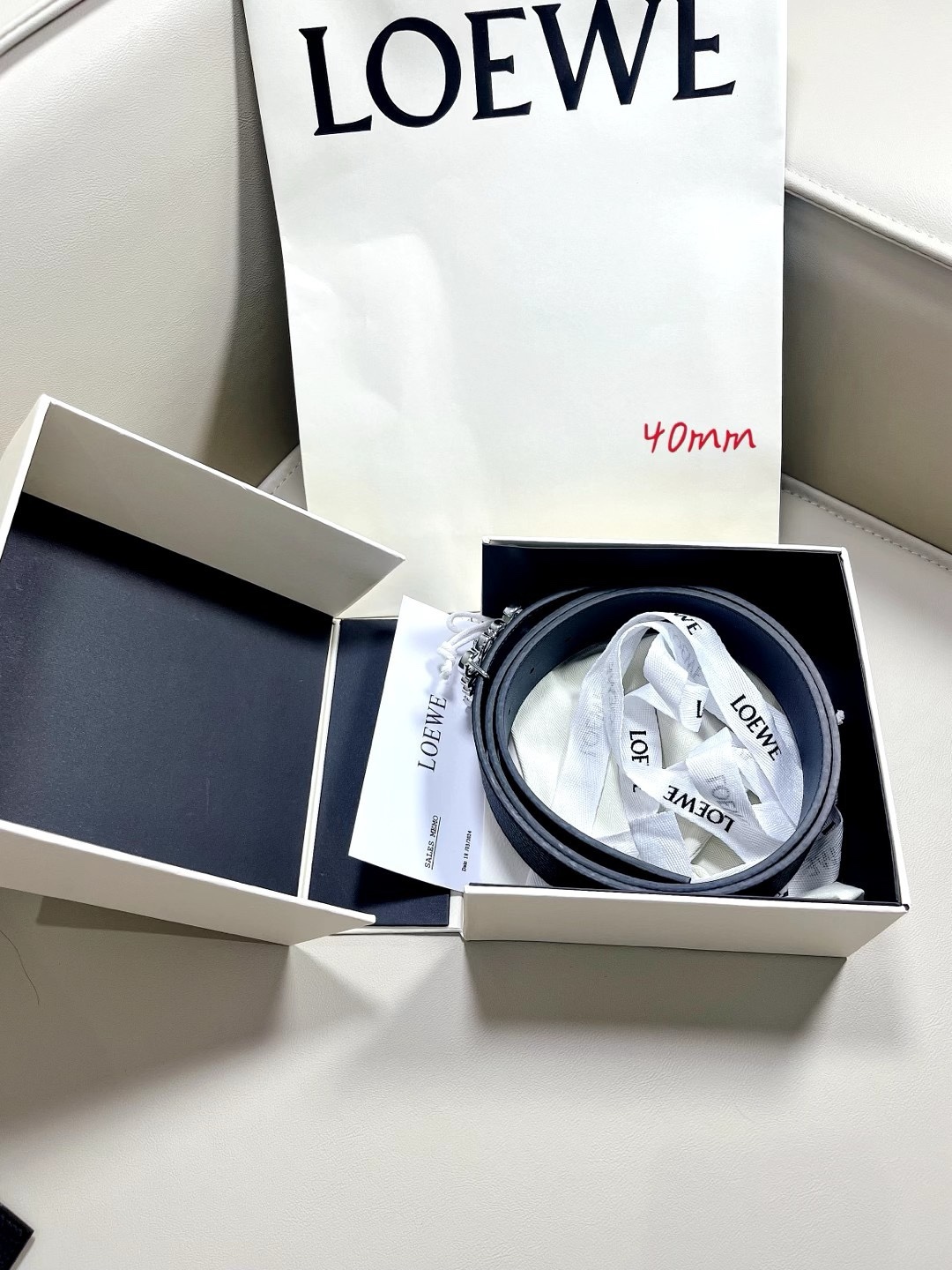 羅意威LoEWE 4.0cm正反兩穿腰帶，選用壓紋牛皮革製成，反復Anagram圖案