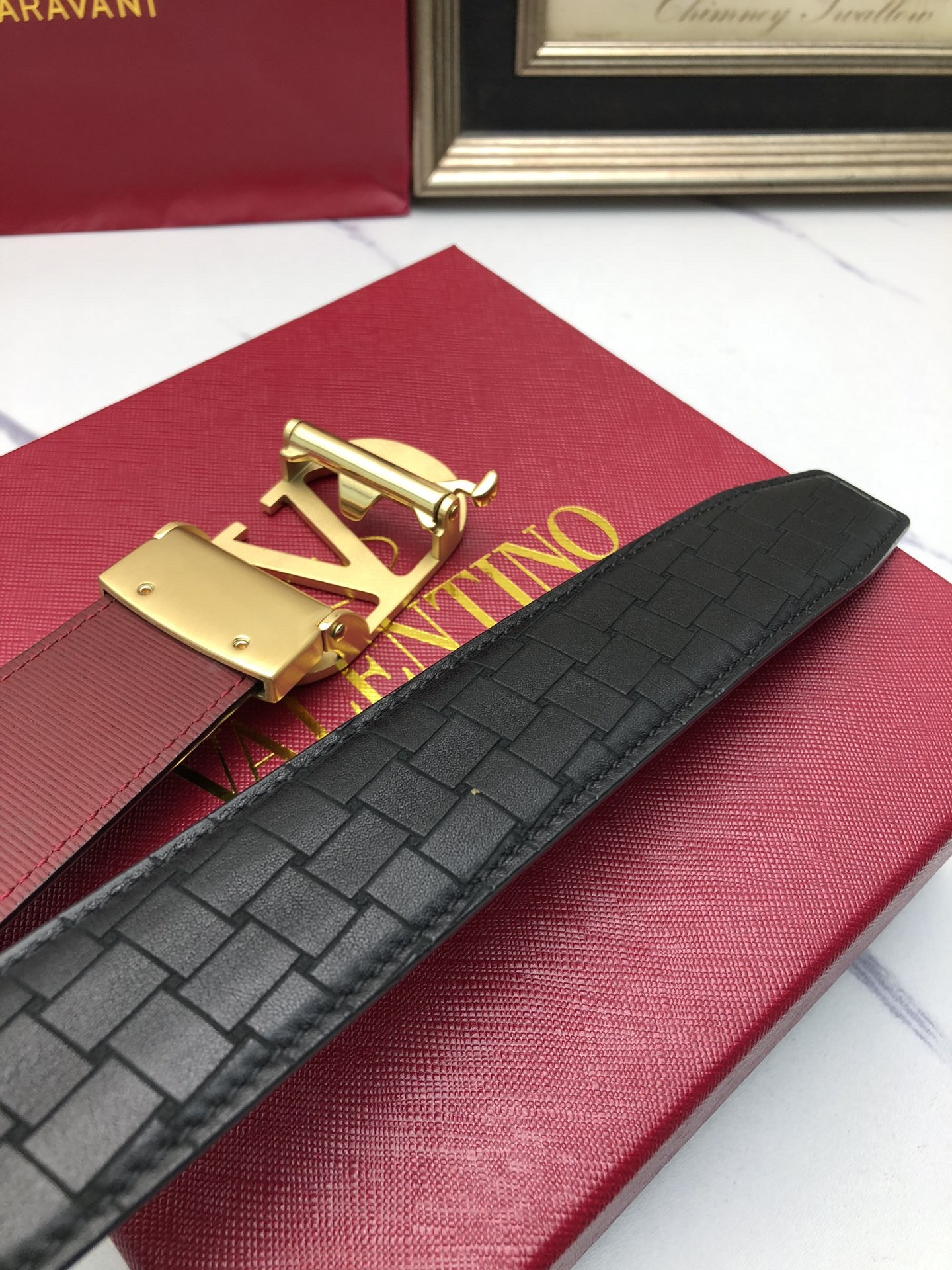 華倫天奴：原單頭層牛皮燙印花紋面，內襯頭層小牛皮底，搭配原單自動扣，可裁剪的自動帶，此款腰帶面雙採用意大利原定廠制進口牛皮帶身 ，對專版櫃足寬3.5