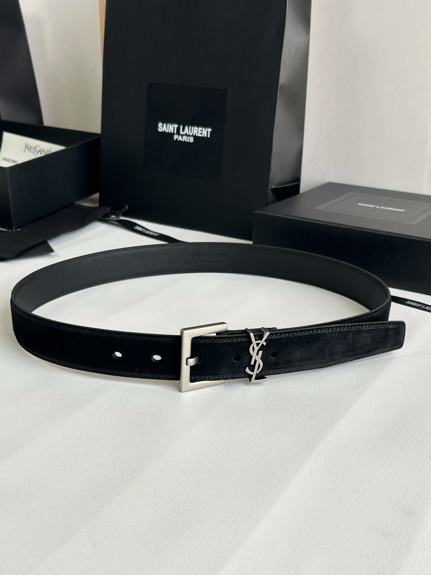 聖羅蘭 女士腰帶，進口小牛皮 配以CASSANDRE 標識腰帶環。古銅色金銀五金可選。精緻優雅的設計，寬度3.0cm