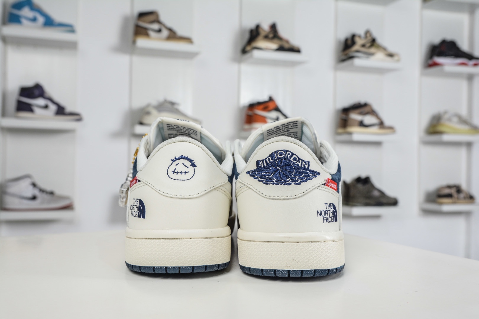 The North Face x Supreme x Travis Scott x Air Jordan 1 Low喬丹1代低幫倒鈎北面Sup馬年限定聯名-白深藍  定制配色 
貨號:DM7866 125
SIZE：36 36.5 37.5 38 38.5 39 40 40.5 41 42 42.5 43 44 44.5 45