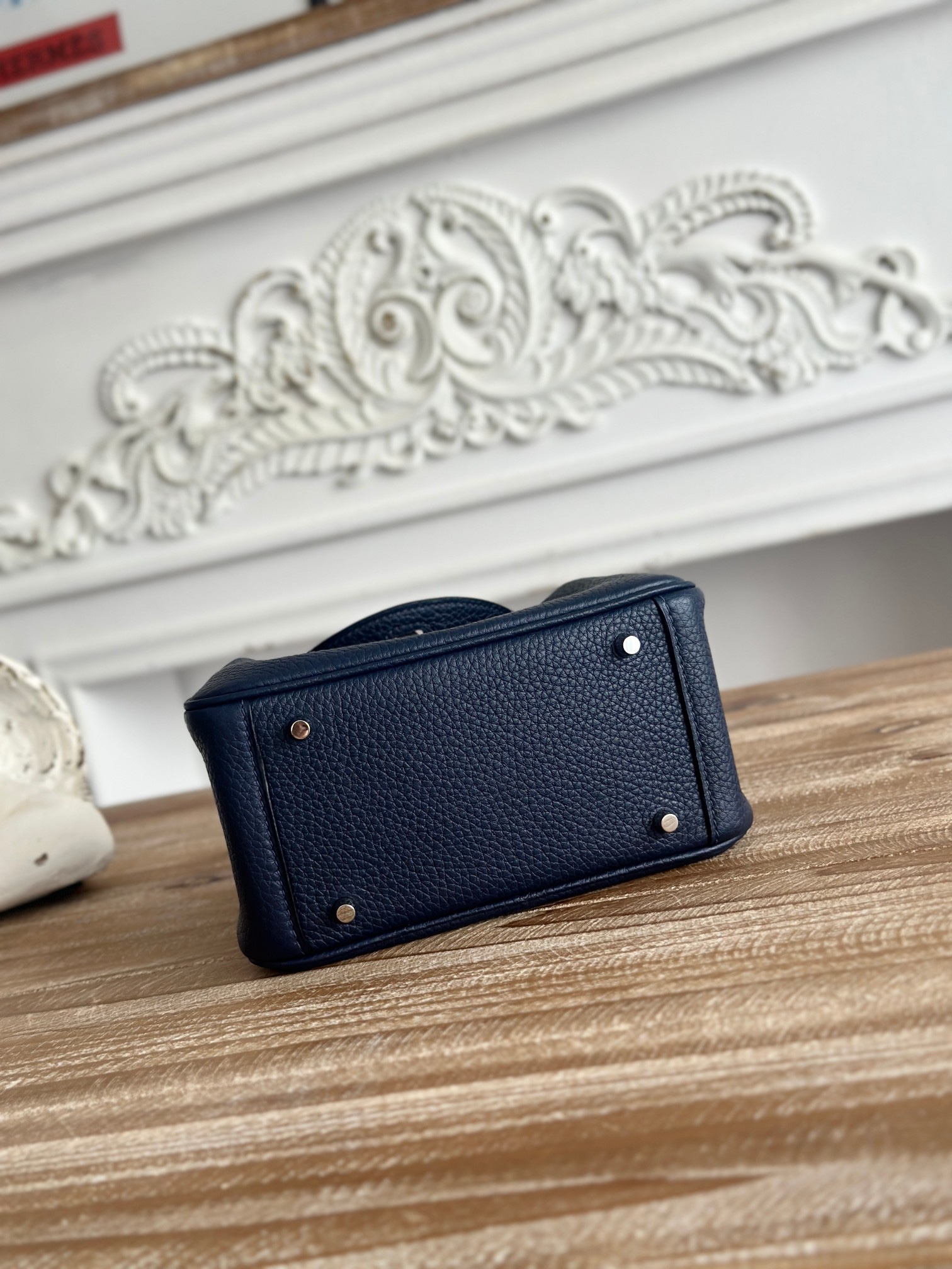 琳迪lindy 19cm	
Tc皮 蜜蠟線半手工縫製
lindy19保留了琳迪包所有細節的完整設計，側口袋、拉鍊等全部都是經典的設計√
這只小可愛暴擊了多少人的少女心