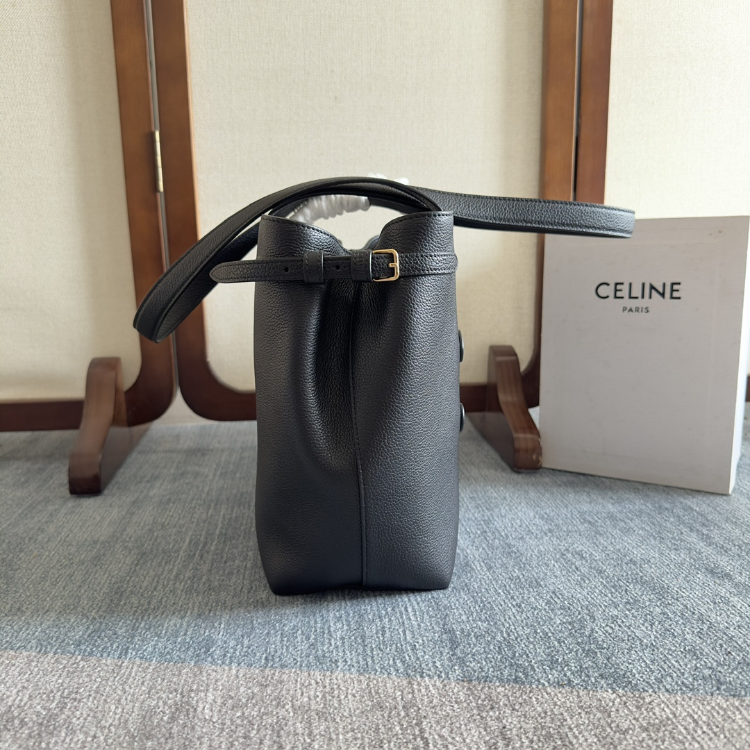 CELINE 家最新款托特包「CABAS ANAIS」小號_到貨啦!看一眼就
陷進去的大包，真的是喜歡大包姐妹的利!上身特別的高級、
精緻，庸庸懶懶的復古風，簡單不浮誇，粒面牛皮完全不用擔
心刮花!大容量設計~無論是日常出街還是通勤，都能輕鬆裝
下各種物品喲!
型號:118233
尺寸:28x24x12cm
