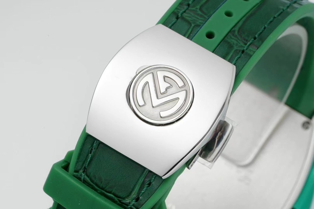 ABF 最高品質綠遊艇 新款到貨 Franck Muller 法蘭克穆勒 Vanguard Yachting V45遊艇系列 44x54 mm
1.表殼100%原版開模 特別是三明治結構表殼 中間內側 藍色的側槽和把頭位置凸出來的藍色耳位 更是使表殼的製作過程更加困難 然後歷時10個多月經過多次初版校對 終於研發製作成功 完全採用316精鋼製作 而非市場低成本的塑膠模具 
2.本版本V45綠色遊艇字面 真法郎字丁 都是採用原裝1：1高度的數字凹邊內法郎烤真丁 成本高 製作複雜 良品率低 字面下層有放大鏡