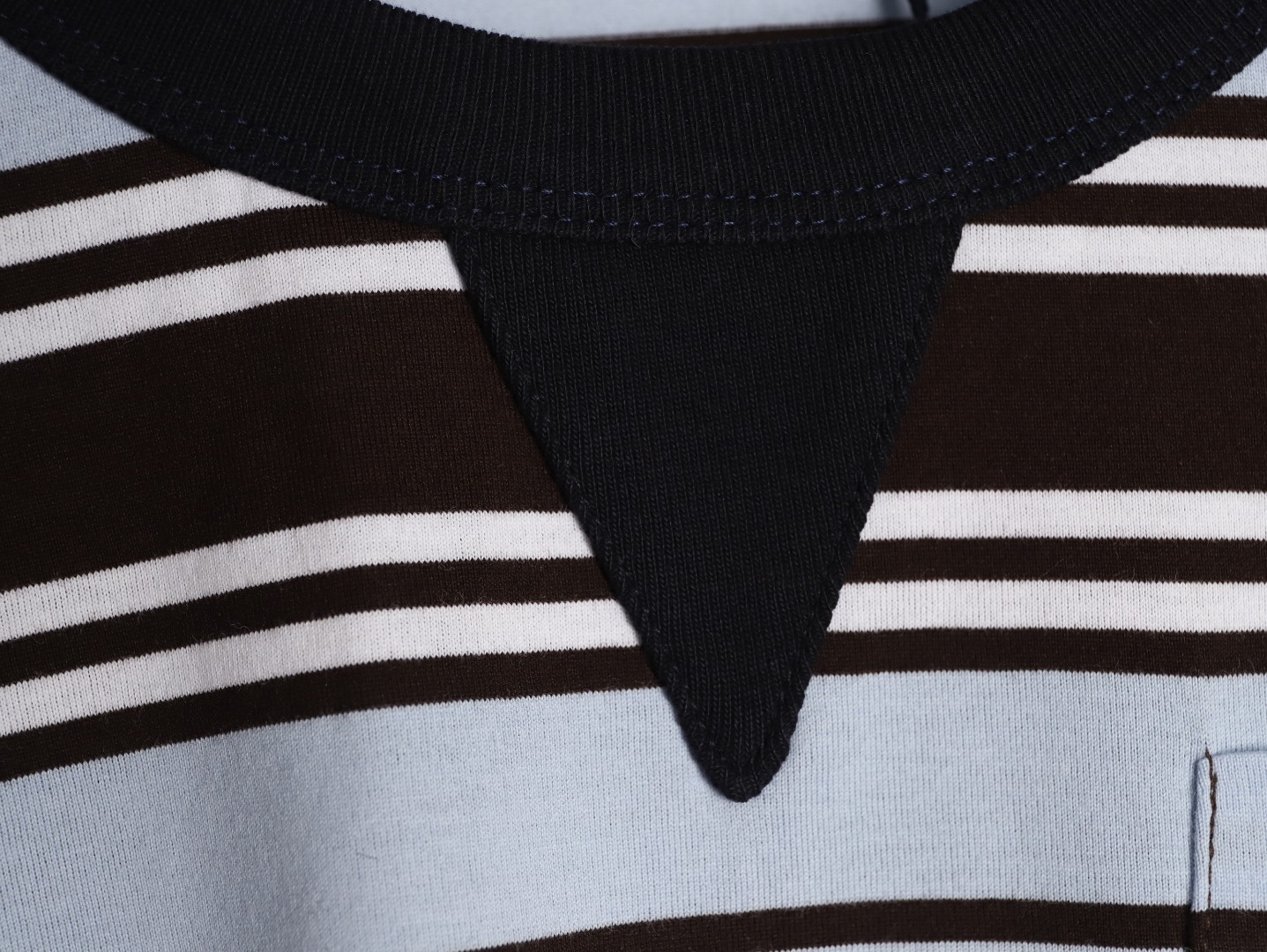 🔝PRADA普拉達PRD 藍色條紋口袋短袖T恤
定制精密60支雙股尊享條紋料，人體學立體裁剪，慢工出細活，做工複雜，繁瑣 時效慢，損耗高，手工紅外線畫線口袋，以紅外線技術為輔助，實現口袋位置的精准定位與標記，即保留了手工縫製的精細與靈活性，面料都經過澆洗，手感質感更佳，不易變形，不易縮水，不易褪色，合身版型
B Size：36 38 40 42