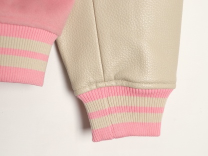 LOUIS VUITTON/路易威登LV 拼色皮袖棒球服外套
對不起讓你們久等了，拿到正品就開始張羅這件衣服所有的事情！
單單面料來講我就定做了一個多月，顏色成分一比一的還原！面料成分有%65的羊毛，%15天然絲%10的氨綸%10絨⚠️混合定織而成，總的克重有900多克！還有最為關鍵的是它的色牢度，絕對不會褪色！袖子用的澳洲進口小牛皮，加工定型，上色，水洗，紋路保留了原有的顆粒結構！厚實飽滿圓潤！
刺繡使用進口毛巾繡機器，先把每個圖案繡在毛詹上，在用紅外線激光雕刻出來，再有縫紉機進行固定，