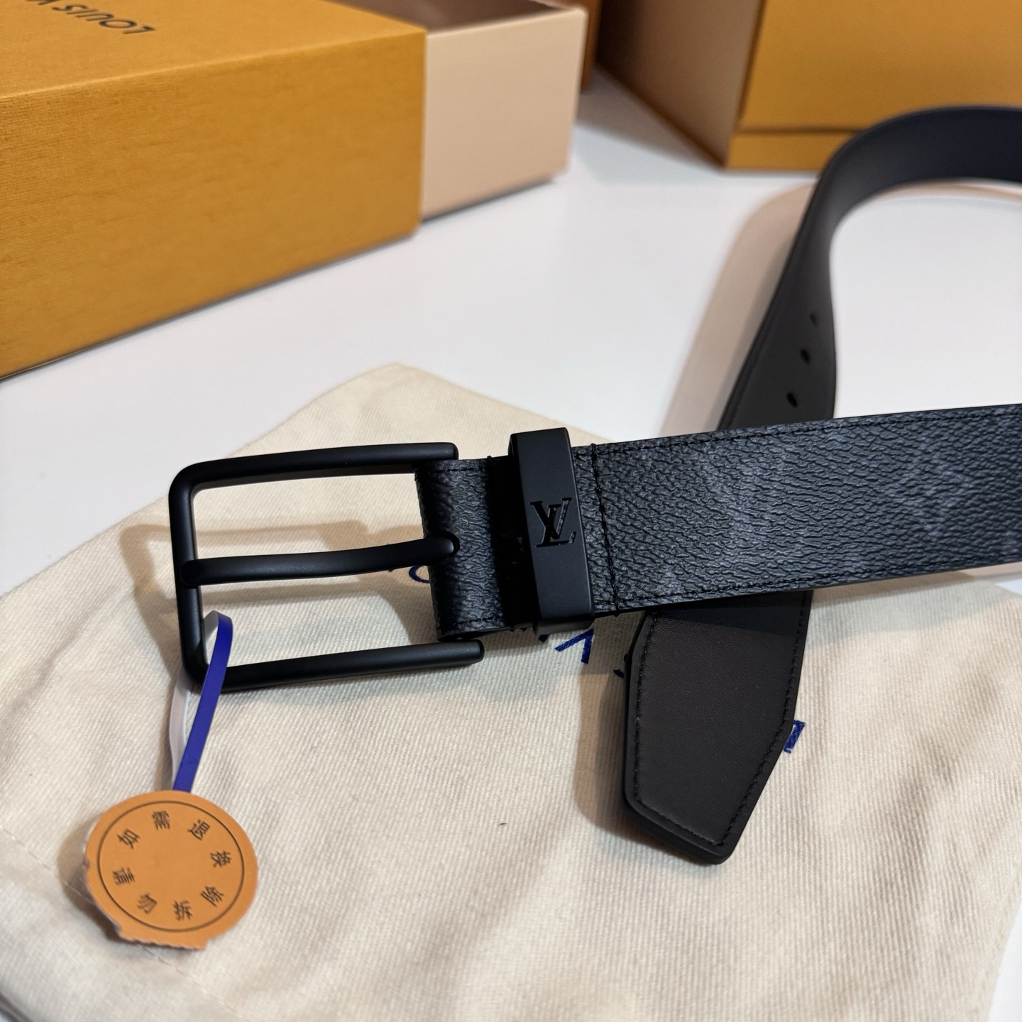 
寬度：3.5cm Frog 雙面腰帶以創意筆觸展現千禧潮流風範，巧妙致敬鄉村搖滾文化。做舊皮革令 Damier 格紋流露復古韻致，圓潤方形搭扣回溯品牌經典硬箱元素🆚