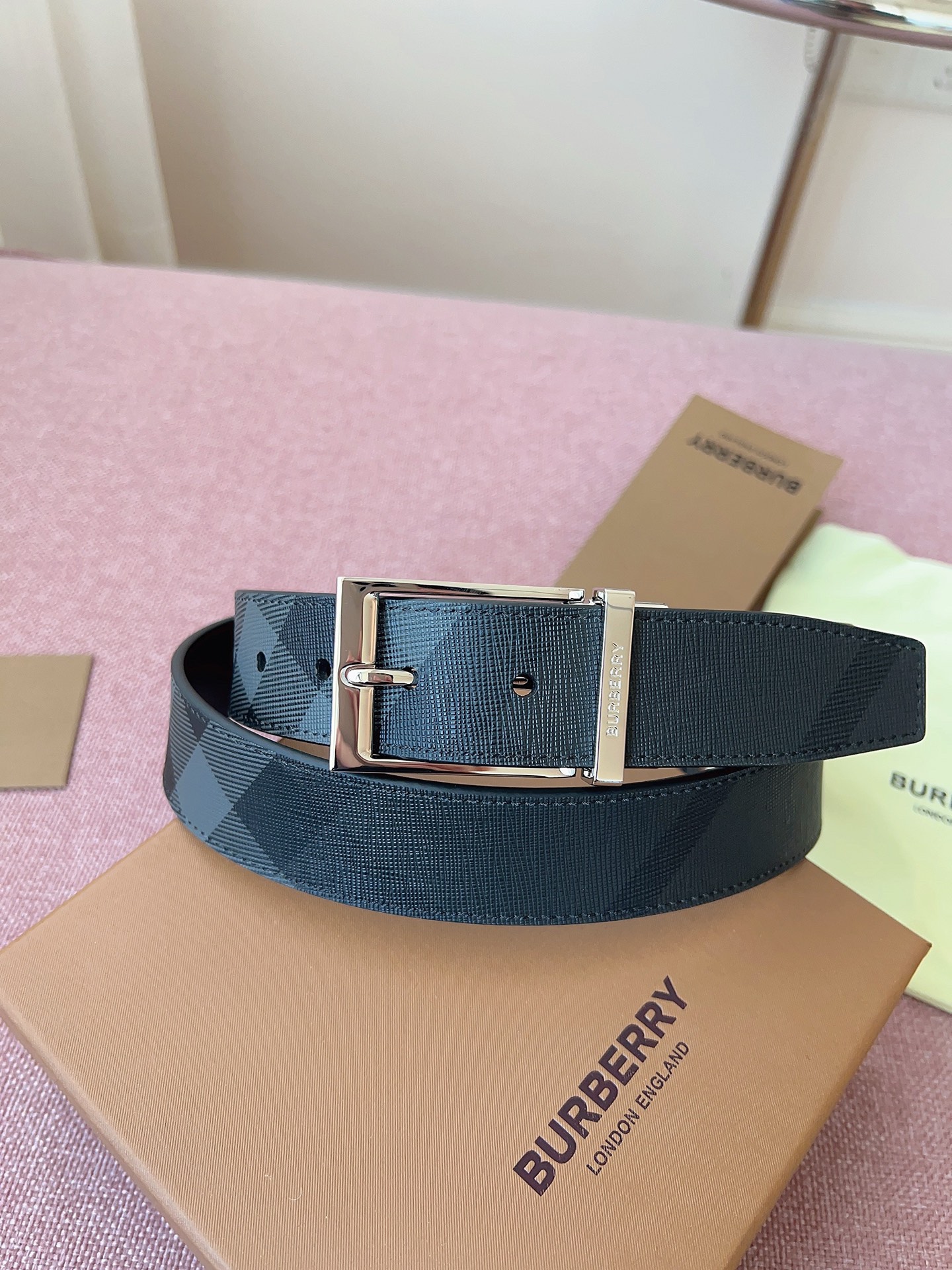 
Burberry博柏利品牌始終秉承傳統精髓，彰顯卓爾不凡的匠制工藝，優雅率性的英倫設計與銳意革新的時尚理念。3.5cm