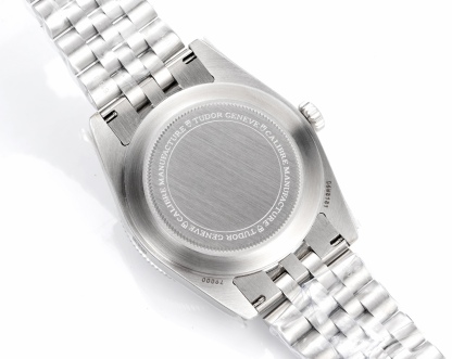 DIF 最強副本 
DIF隆重推出帝舵碧灣54型M79000N腕表，
37mm表殼貼合手腕，佩戴舒適，啞光錶盤簡約大氣，質感細膩，無日曆設計化繁為簡，回歸純粹讀時體驗，以純粹精神和現代表達方式，向1954年問世的品牌首款潛水表-7922型獻上最真誠的敬意！
DIF匠工精神 整表配備導角精磨不拉手 注重細節 質感無敵 搭載丹東定制一檔機芯 日誤差僅3-5秒幾乎0反修 超穩定！
錶帶均為CNC通體成型拉絲工藝錶帶 非小廠組裝片！配備帝舵表“T-fit”表扣 可滑軌微調
超強瑞士夜光刻度 盤面字體油壓立體