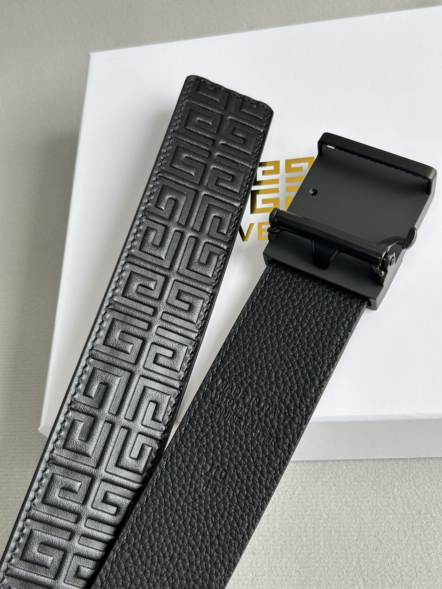 【纪梵希】新款男士 頭層小牛皮黑色壓花腰帶，內襯荔枝紋底，寬38毫米.搭配不鏽鋼經典4G自動扣.商務服裝造型的完美搭配。永恆經典！