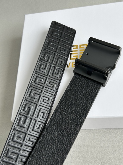 【纪梵希】新款男士 頭層小牛皮黑色壓花腰帶，內襯荔枝紋底，寬38毫米.搭配不鏽鋼經典4G自動扣.商務服裝造型的完美搭配。永恆經典！