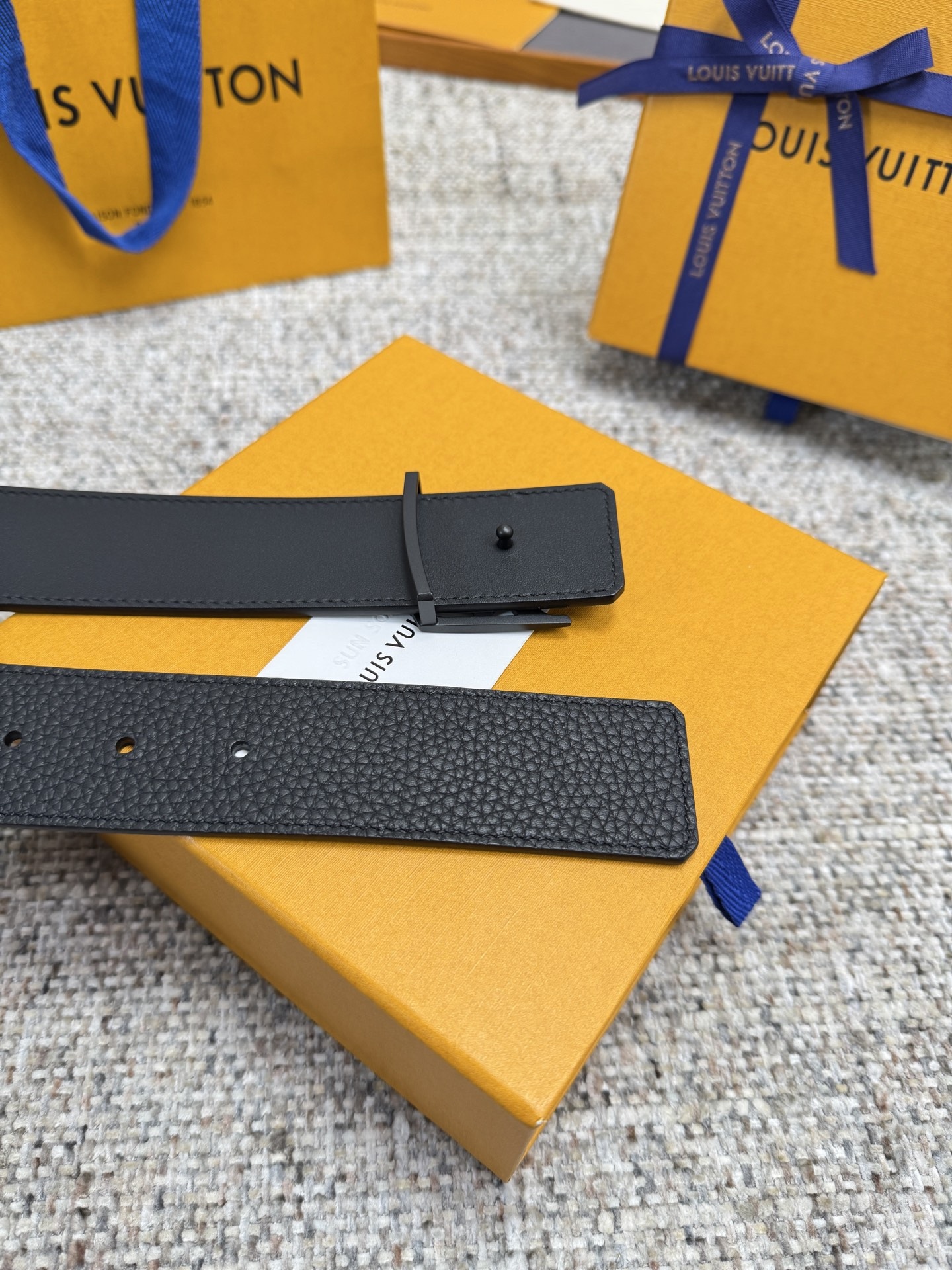 
Louis Vuitton LV腰带 荔枝纹皮底系列 原厂五金 精致手工绘边 柔软舒适 宽4.0