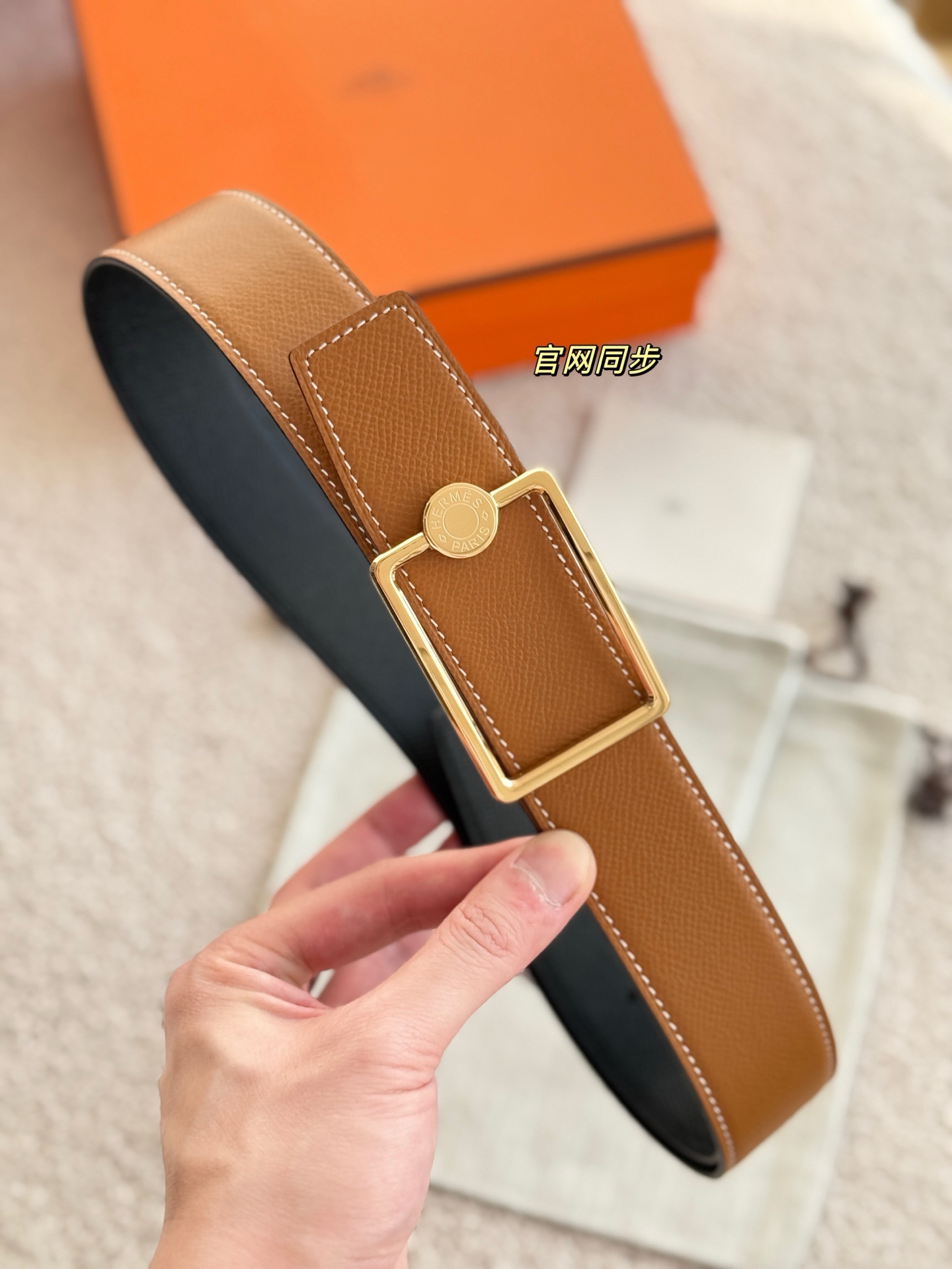 
❤️款 （ Y AA 080 ）OSCAR 精品五金 搭配双面进口Epsom 皮 宽度38MM 以其精湛工艺高品质材料和经典设计备受推崇 是男士腰带顶级选择 简约大气 适合商务和休闲场合 产品手感细腻 不仅是实用配饰 更是身份与品味的象征 ❤️