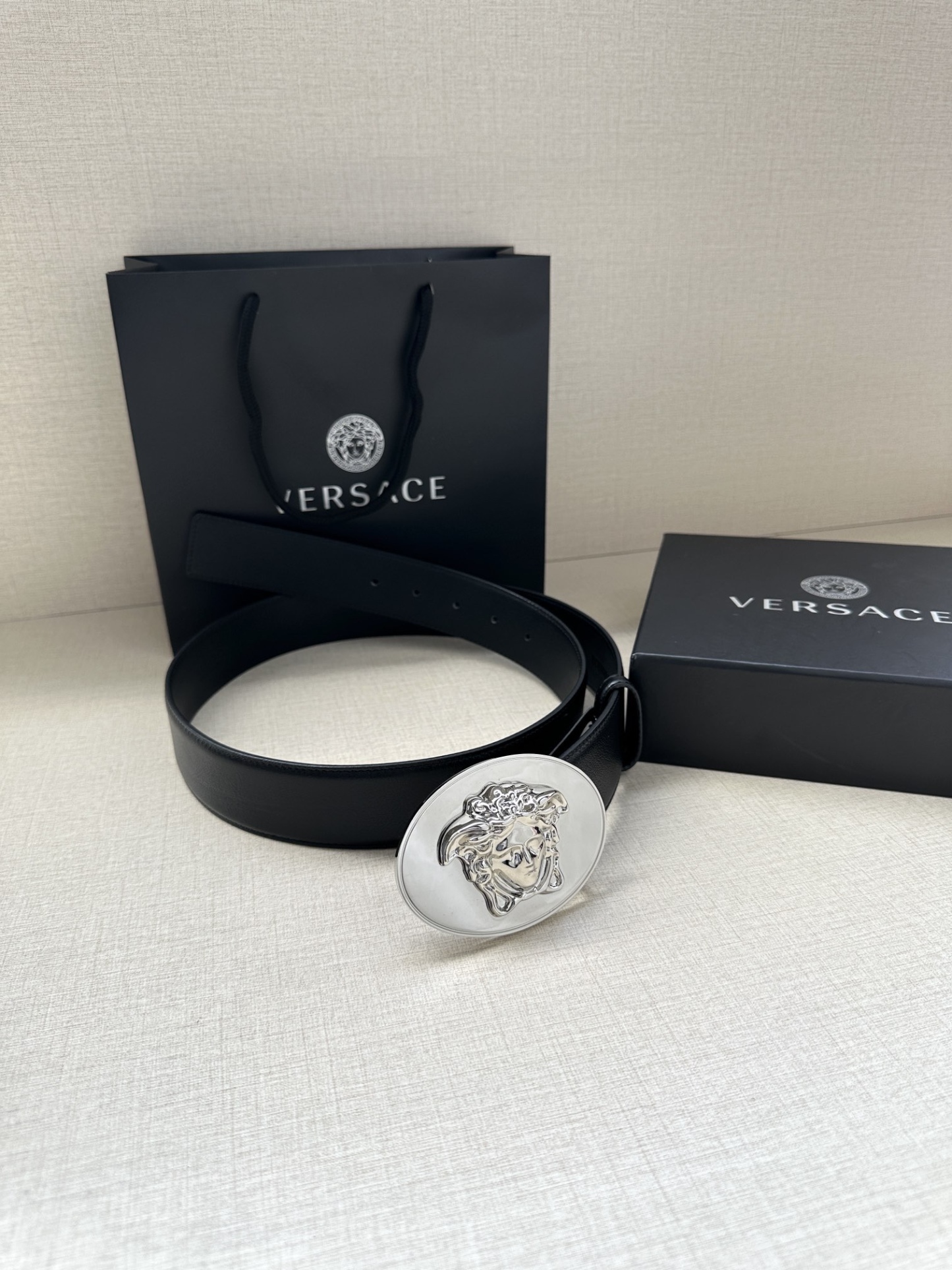 寬度：4.0cm （範思哲） 此款橢圓五金配件、腰帶飾有標誌性的Versace美杜莎頭像扣，彰顯品牌格調。是一款精美的衣櫥必備單品。