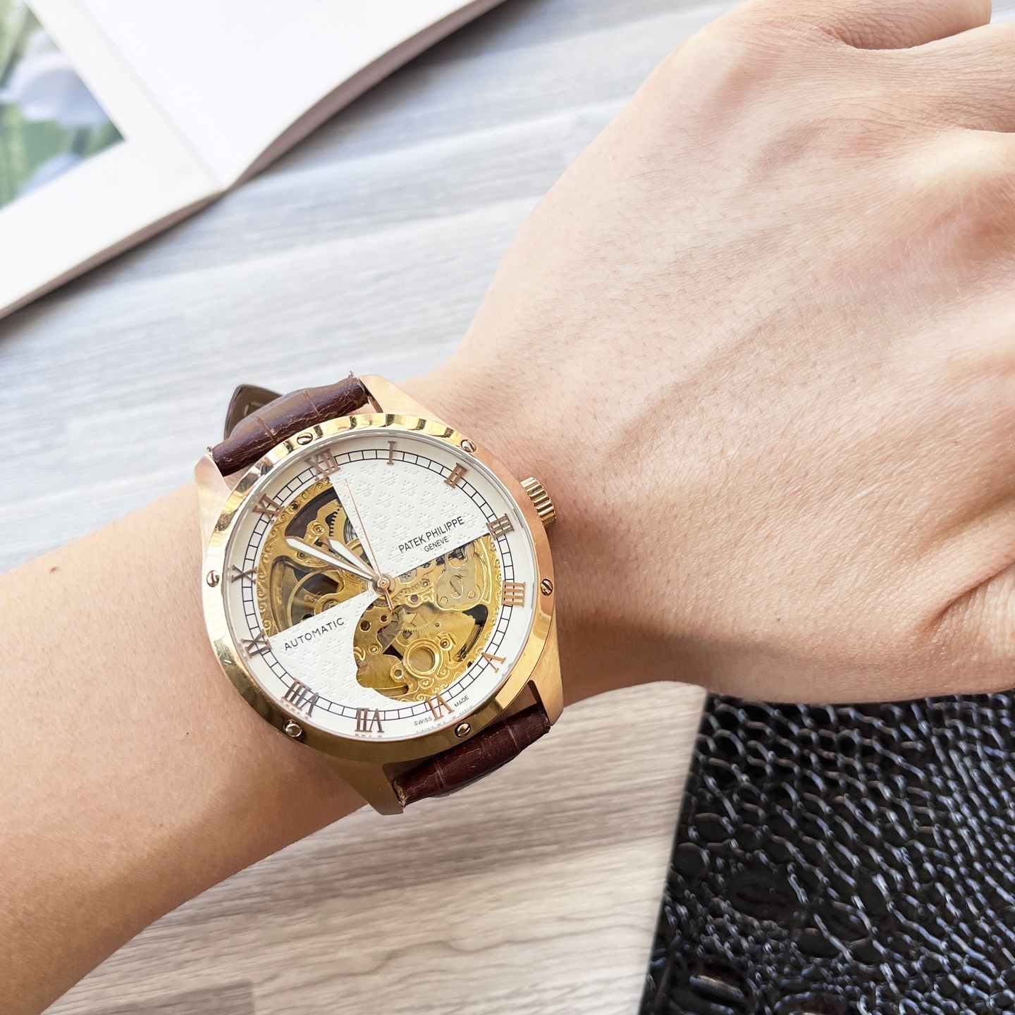 
複雜時計 奢華大氣🔥
經典新品 震撼上市🎈
【最新】：卡地亞大飛輪設計
【類型】：精品男士腕表
【錶帶】：真牛皮錶帶
【機芯】：高端全自動機械機芯
【鏡面】：礦物質強化玻璃（更高清）
品味高雅 浩瀚大氣 匠心獨運 腕間瑰寶
尺寸：直徑42mm厚12.5mm熱賣上市！歡迎轉載！