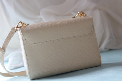 [玫瑰]最新歐洲版本[玫瑰] 原版品質[玫瑰]款號:50500/M24044/M24043[玫瑰]Twist MM LV Bloom手提包以迷人的新細節迎接春天。它採用了深色Epi皮革，帶有LV簽名迷人的雙色旋轉扣，並配有裝飾，短鏈上鑲嵌著精緻的單體花朵。由於優雅的可拆卸皮革肩帶和寬敞的多孔內部，她是一個精緻而多功能的伴侶。

23x17x9.5釐米(長度x高度x寬度)
裝配·光滑皮革內襯金色和銀色配件帶有LV簽名旋轉
.皮帶:可拆卸和可調
.皮帶長度(承載，最小):31.0釐米
