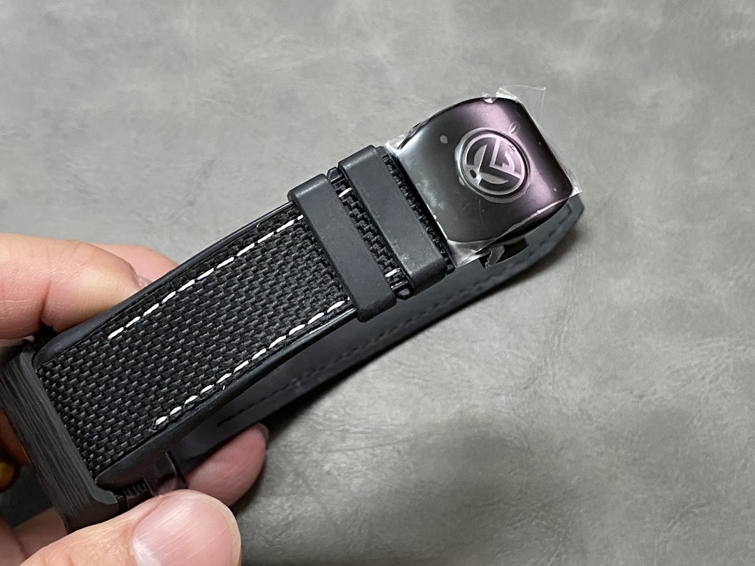 法蘭克穆勒 法穆蘭 Frank Muller 先鋒系列 一體陀飛輪 1.重金定制的真陀飛輪機芯。該陀飛輪的成功誕生突破瑞士制表技術封鎖。裸眼便能清楚觀賞陀飛輪運作的美感！極具視覺觀賞性之余，再度挑戰制表工藝極限。鏤空表橋經精心設計以突出腕表的結構，令人一見傾心。陀飛輪的上表橋部分飾有品牌的縮寫字母。2.經過精密加工的“三明治”弧形表殼！經過A級打磨，拉絲。3.鏡面由一整塊35.6mm×40.6mm橋形藍寶石玻璃。4.錶帶由橡膠膠底，上層貼意大利牛皮。佩戴舒適度極好。5.表扣使用和原裝一樣折疊扣