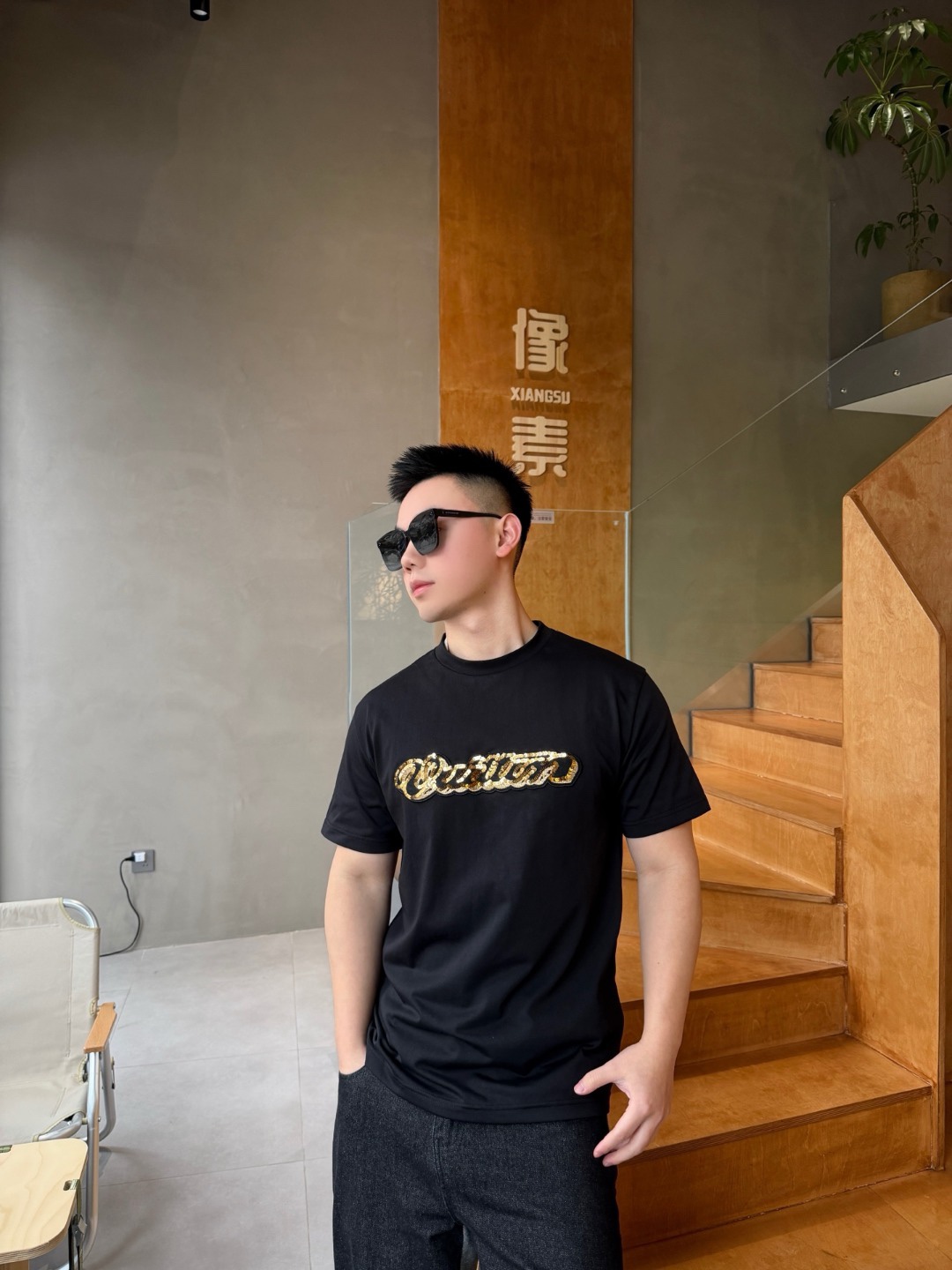 🔝LOUIS VUITTON LV 亮片字母特種刺繡短袖T恤
正品購入，26支雙紗全棉精梳棉220克，1*1索羅娜羅紋280克，特種刺繡，面料酵洗，定制亮片、章仔、商標，合身版型
B Size：S-XL