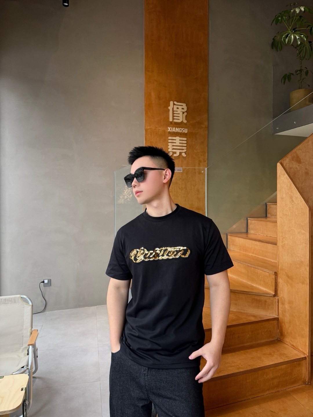 🔝LOUIS VUITTON LV 亮片字母特種刺繡短袖T恤
正品購入，26支雙紗全棉精梳棉220克，1*1索羅娜羅紋280克，特種刺繡，面料酵洗，定制亮片、章仔、商標，合身版型
B Size：S-XL