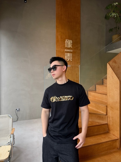 🔝LOUIS VUITTON LV 亮片字母特種刺繡短袖T恤
正品購入，26支雙紗全棉精梳棉220克，1*1索羅娜羅紋280克，特種刺繡，面料酵洗，定制亮片、章仔、商標，合身版型
B Size：S-XL