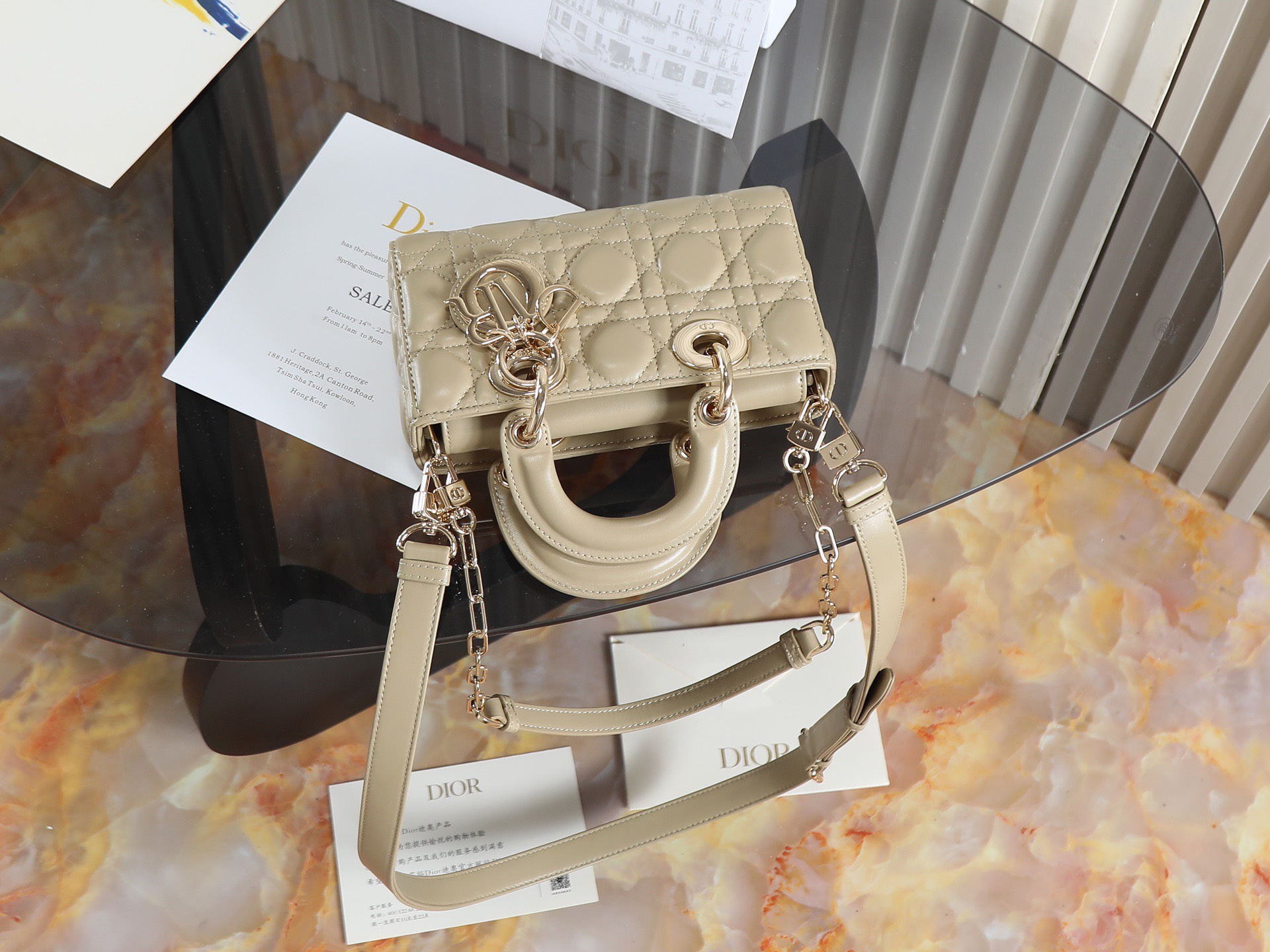 原廠級 奶茶色 迷你尺寸
𝗗𝗶𝗼𝗿 𝗗-𝗝𝗼𝘆 𝗯𝗮𝗴羊皮2025款新款
時尚果然就是輪回，回歸了一把中古戴妃
長方包形，短鏈條➕細長肩帶直接封神！！
復古時髦感超強，真是什麼場合都可以把住
絕對是lady中的天花板了，強勢出圈啦姐妹們
款號：0636
尺寸：19x10.5x5.5cm
