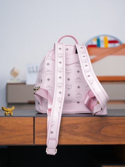 𝙈𝘾𝙈 𝙎𝙩𝙖𝙧𝙠 𝙎𝙞𝙙𝙚 𝙎𝙩𝙪𝙙𝙨𝘽𝙖𝙘𝙠𝙥𝙖𝙘𝙠 𝙞𝙣 𝙑𝙞𝙨𝙚𝙩𝙤𝙨
轻雾粉迷你号#铆钉双肩背包

新升级最高版本
·CP独家出品®️轻雾粉色
这款Visetos经典花纹人造革双肩背包采用金字塔形铆钉装饰及天然皮革饰边设计。
这款迷你Stark双肩包堪称便携包袋中的杰作，完美诠释了环球旅行者无拘无束的精神境界。包袋采用粉色Visetos人造革及皮革制成，因以精致方式收纳小型电子产品及配件而广为人知。多