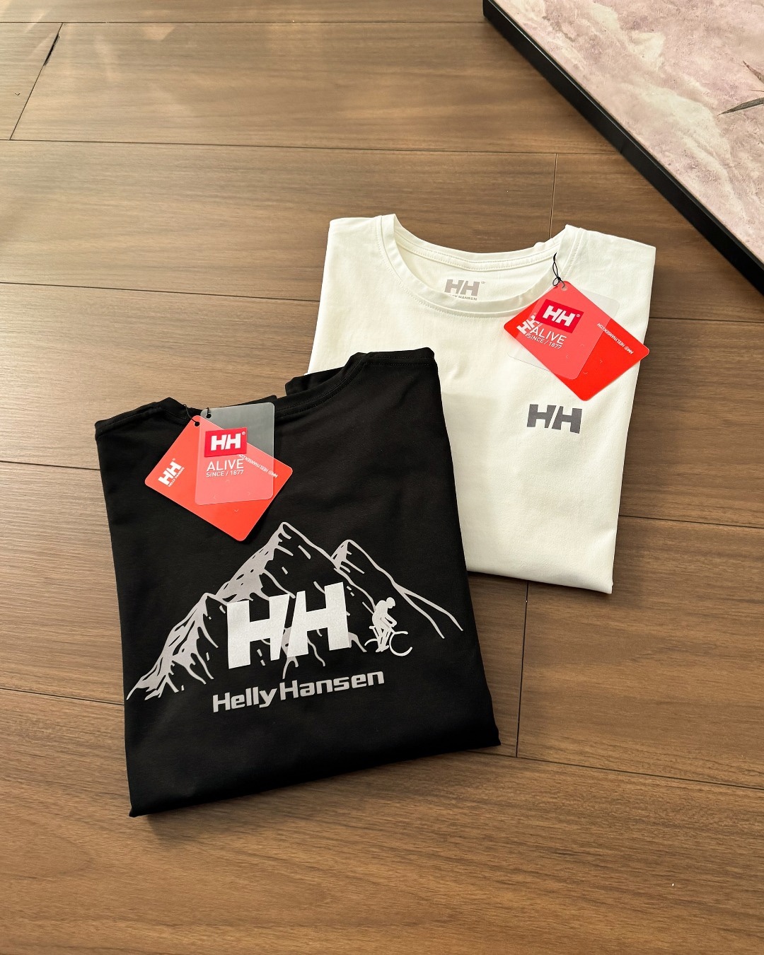 春季新款HH海麗漢森戶外必備休閒長袖T恤！
高品質面料製成的圓領長袖 ，面料整體輕量 質感 棉感速乾型面料  讓衣服更有立體感 活動時背部肩部超自在 沒有緊繃感 高舒適度 讓運動更加自如！運動版型 適合單穿或者內搭穿著！單穿簡約乾淨，疊穿非常有時尚感！四面高彈！無拘無束

顏色：黑色 白色。尺碼：m~3xl

尺碼 衣長 胸圍 袖長 建議身高 建議體重	
M 67 102 60 165-170CM 115-130斤	
L 69 106 62 170-175CM 130-145斤	
XL 71