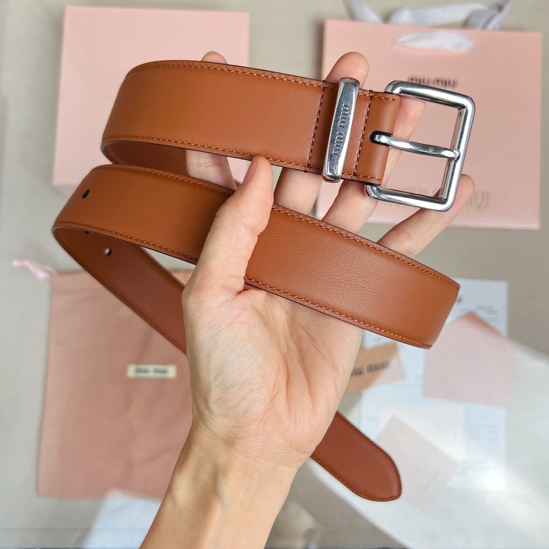 這款皮革腰帶設計簡約而優雅，腰帶環伴以Miu Miu徽標。雙面進口小牛皮 金屬搭扣 腰帶環飾激光雕刻徽標
寬度: 3.5cm
