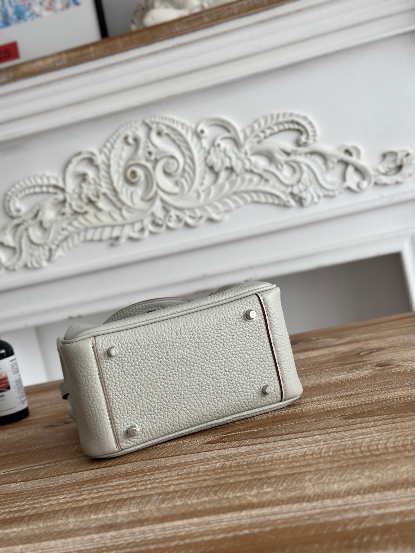 琳迪lindy 19cm	
Tc皮 蜜蠟線半手工縫製
lindy19保留了琳迪包所有細節的完整設計，側口袋、拉鍊等全部都是經典的設計√
這只小可愛暴擊了多少人的少女心