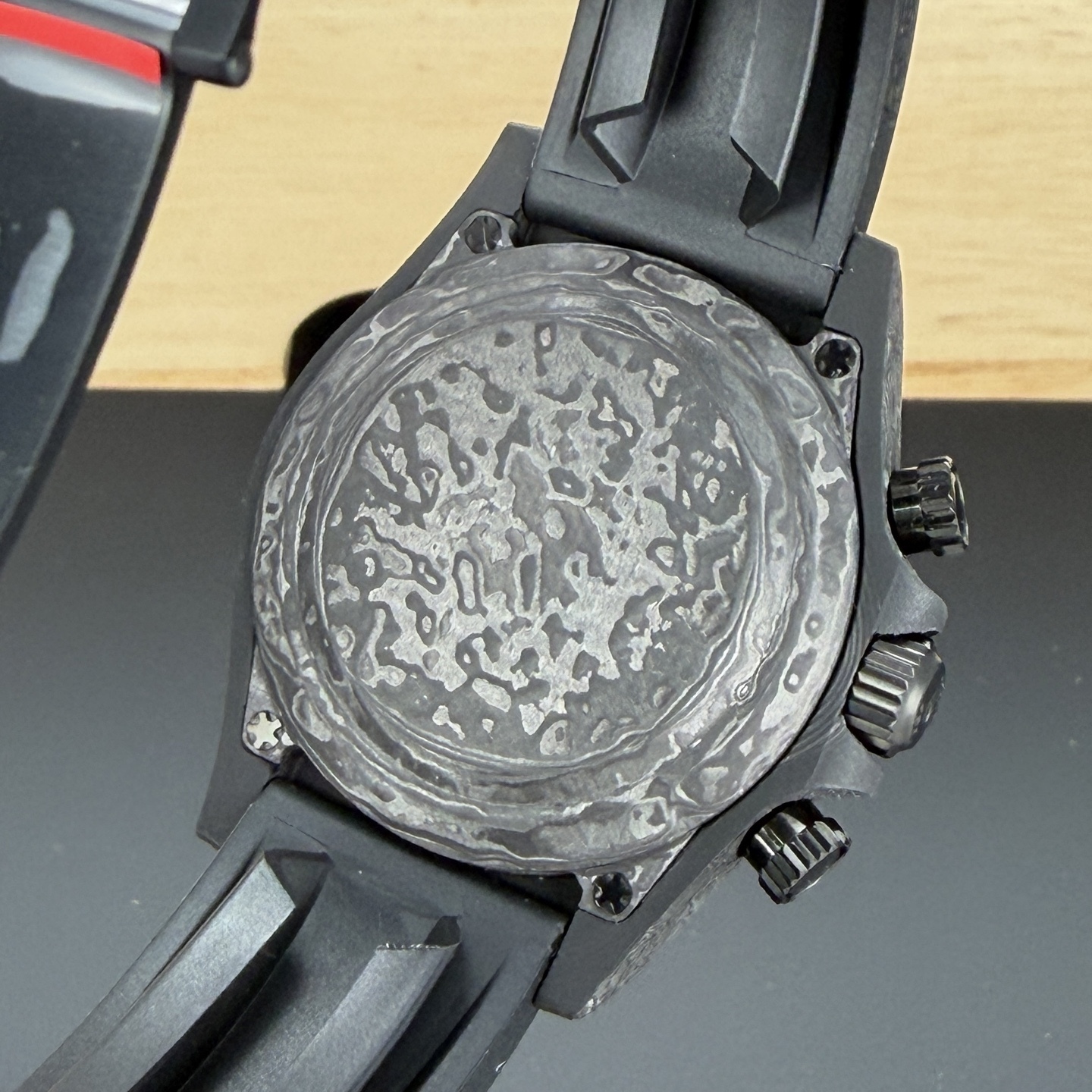 BLAKEN 頂配升級｜彩虹鑽·鉑金眼睛 4代迪通拿
BLAKEN Top Custom • Rainbow Diamond • Platinum Eye
Rolex Daytona 4th Gen 🔥
40mm 全碳纖維高端款｜實拍質感拉滿
Full Carbon Fiber • 40mm High-End Quality
✅ 72H Long Power Reserve
搭載4130一體機芯，72小時長續航，穩定耐用
✅ 魔術貼便攜式錶帶，佩戴方便快捷
Velcro portable strap •