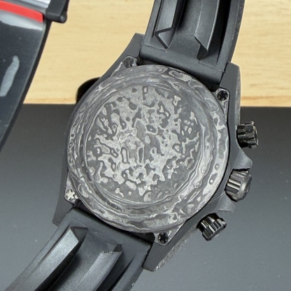 BLAKEN 頂配升級｜彩虹鑽·鉑金眼睛 4代迪通拿
BLAKEN Top Custom • Rainbow Diamond • Platinum Eye
Rolex Daytona 4th Gen 🔥
40mm 全碳纖維高端款｜實拍質感拉滿
Full Carbon Fiber • 40mm High-End Quality
✅ 72H Long Power Reserve
搭載4130一體機芯，72小時長續航，穩定耐用
✅ 魔術貼便攜式錶帶，佩戴方便快捷
Velcro portable strap •