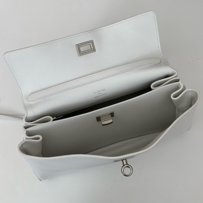 巴黎世家𝗕𝗮𝗹𝗲𝗻𝗰𝗶𝗮𝗴𝗮 💚💚出貨了！
款號：789779
尺寸：28.9×20×9.9cm