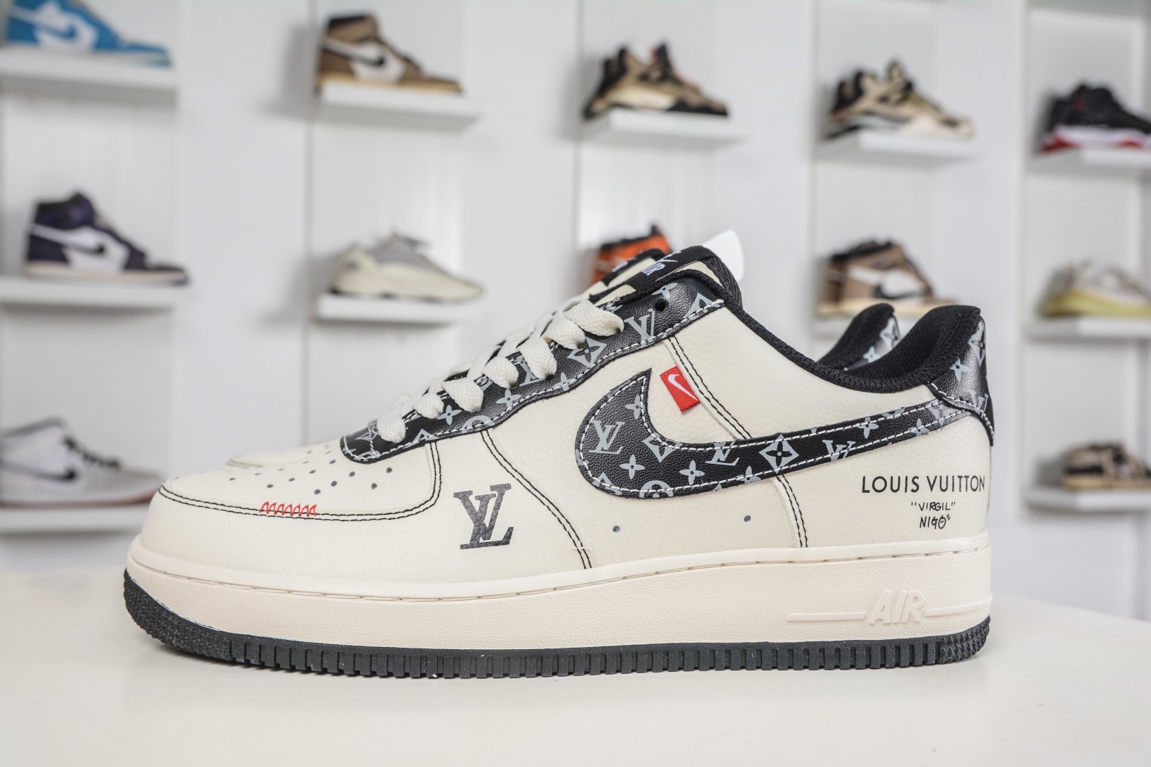 Nike Air Force 1 Low 07 x Louis Vuitton LV聯名-米白黑 
貨號:LV2288 002
Size：36 36.5 37.5 38 38.5 39 40 40.5 41 42 42.5 43 44 44.5 45