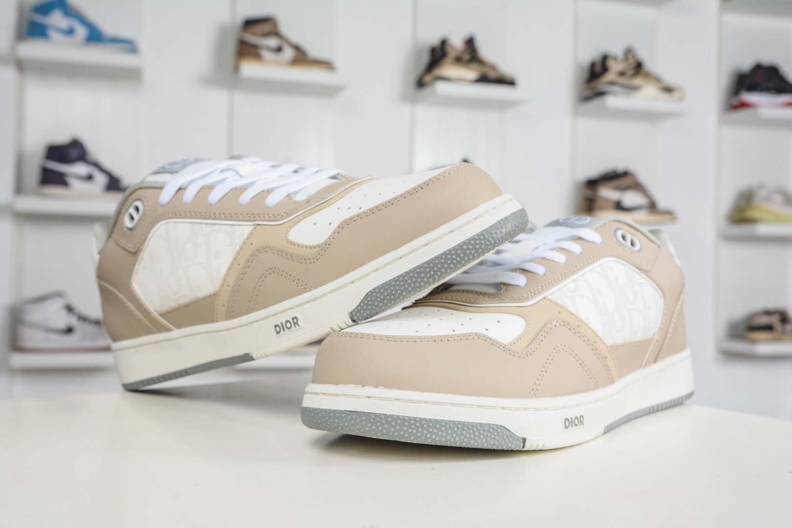 迪奧/Dior B27 Oblique Galaxy Low Top Sneakers B27系列低幫復古真皮百搭運動休閒板鞋 
貨號：3SN272ZIR16536
尺碼：38 39 40 41 42 43 44 45 46