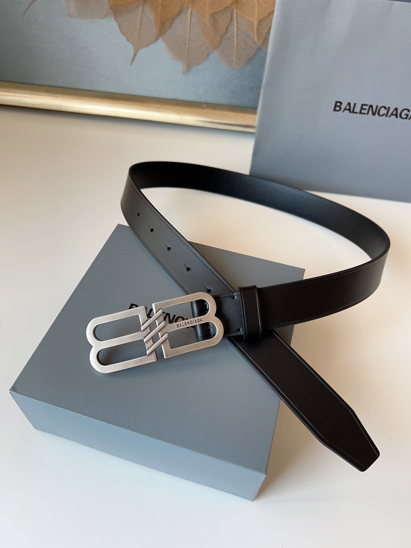巴黎世家（Balenciaga）寬度3.0cm 是法國的奢侈品牌，作為時尚界最具影響力品牌之一的地位。設計師源於：都市時尚潮流獨特的設計風格，採用進口小牛皮製作；搭配純銅復古五金，使其更具魅力。值得擁有的百搭精品！