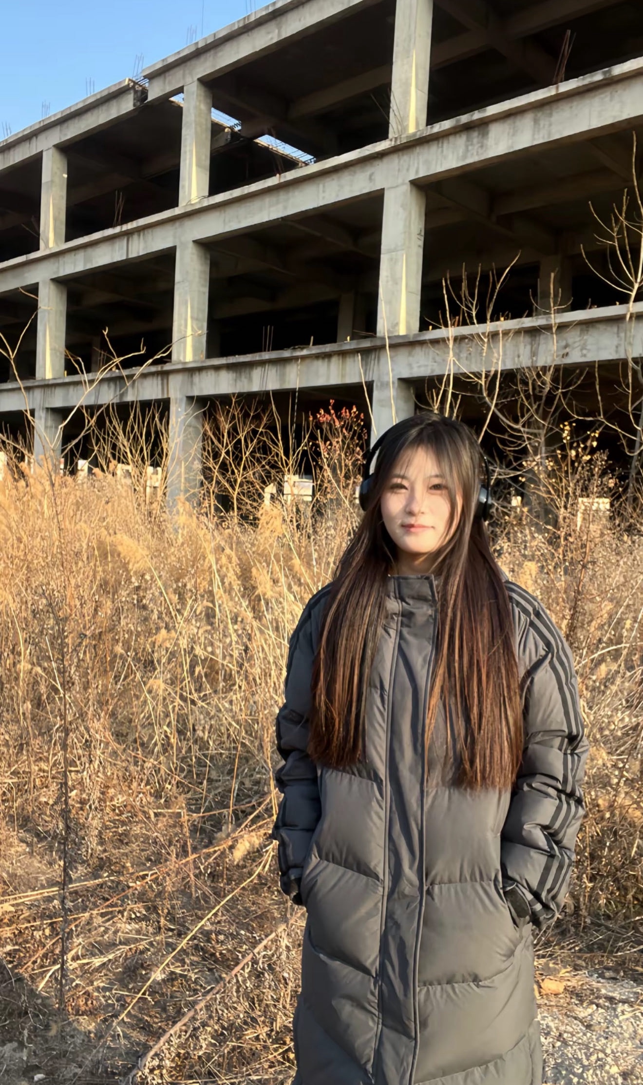 Adidas 阿迪達斯 三條槓保暖專櫃長款落肩款羽絨服
明星同款阿迪羽絨服 adidas 休閒舒適保暖長款羽絨服 男女同款  面料採用原版定制防水防靜電布料 內里採用尼龍雙層封禁設計 過膝長款設計超級保暖 分區填充300克標準80白鴨絨 蓬松度超好 輕便不厚重 拉鍊帶有定制logo 袖子側邊經典三條槓 內里配備口袋 胸前刺繡硅膠小標 清晰立體又飽滿 袖口鬆緊設計更加防風保暖 下擺按扣設計可隨意調節 方便戶外行動 寬松的版型不挑人 穿上就是行走的棉被 絲毫不懼寒冬 
L SIZE:S-XL